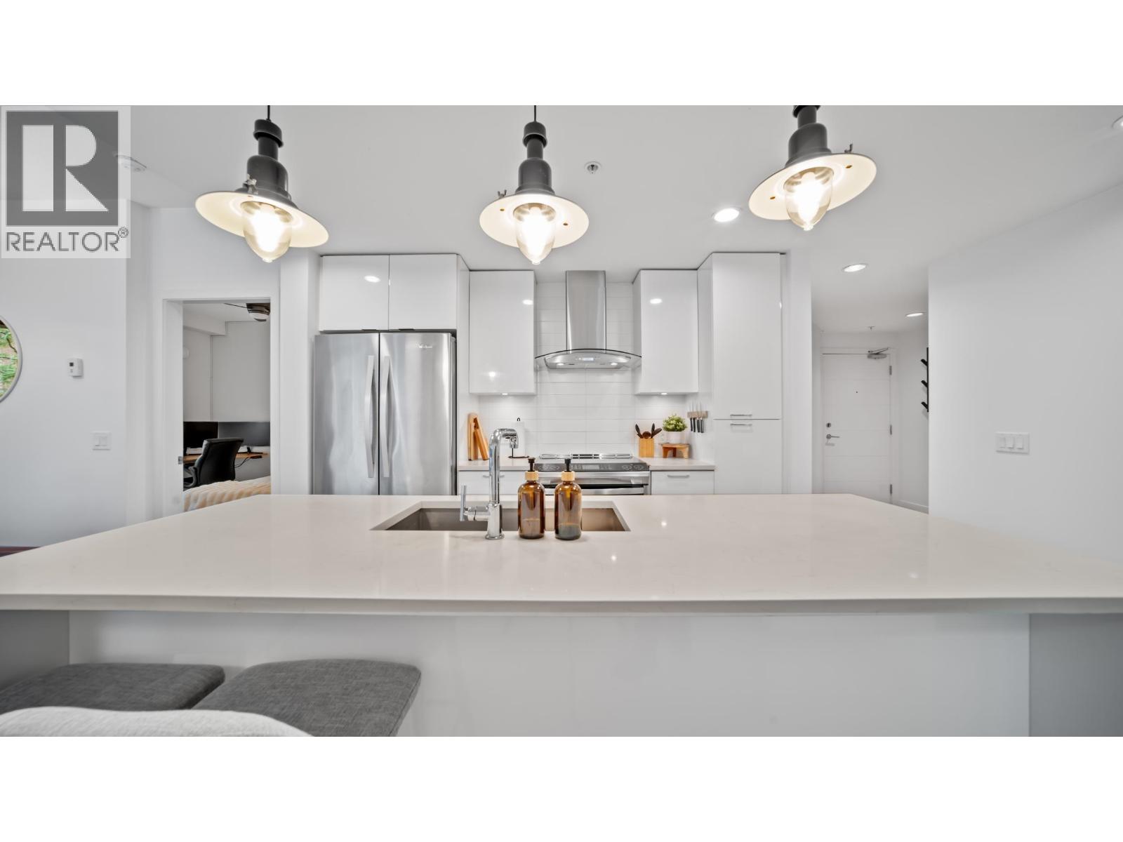 204 719 W 3rd Street, North Vancouver, British Columbia  V7M 0E7 - Photo 4 - R3053641