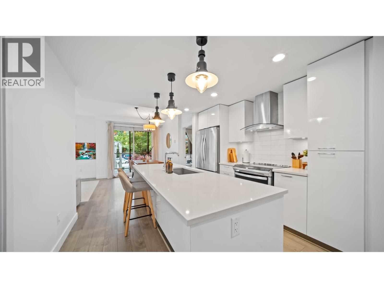 204 719 W 3rd Street, North Vancouver, British Columbia  V7M 0E7 - Photo 1 - R3053641