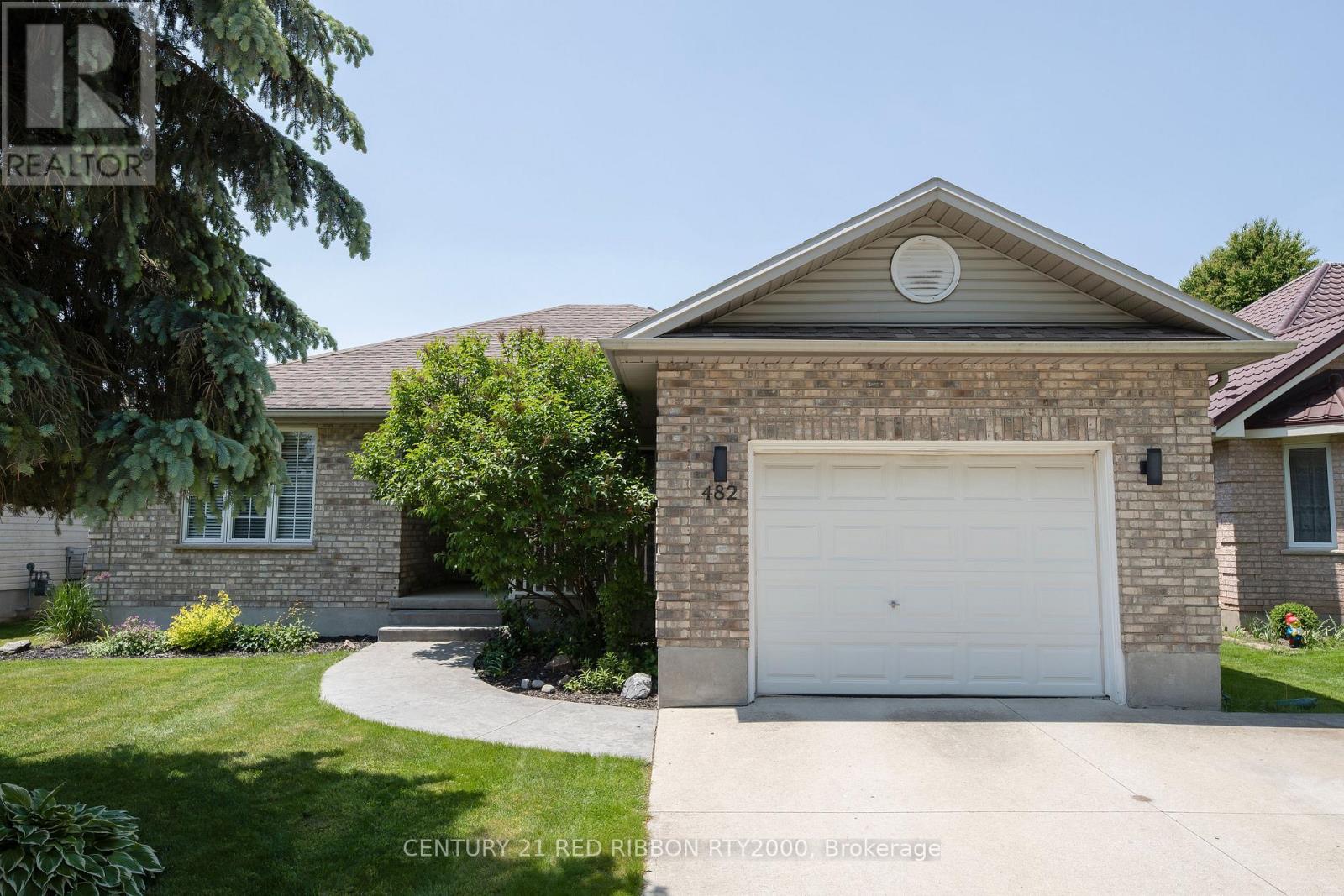 482 Riverview Drive, Strathroy-Caradoc, Ontario  N7G 4B3 - Photo 1 - X12435646