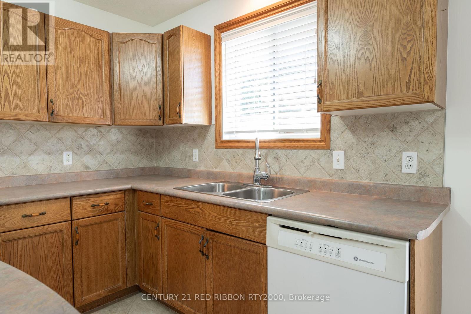 482 Riverview Drive, Strathroy-Caradoc, Ontario  N7G 4B3 - Photo 10 - X12435646