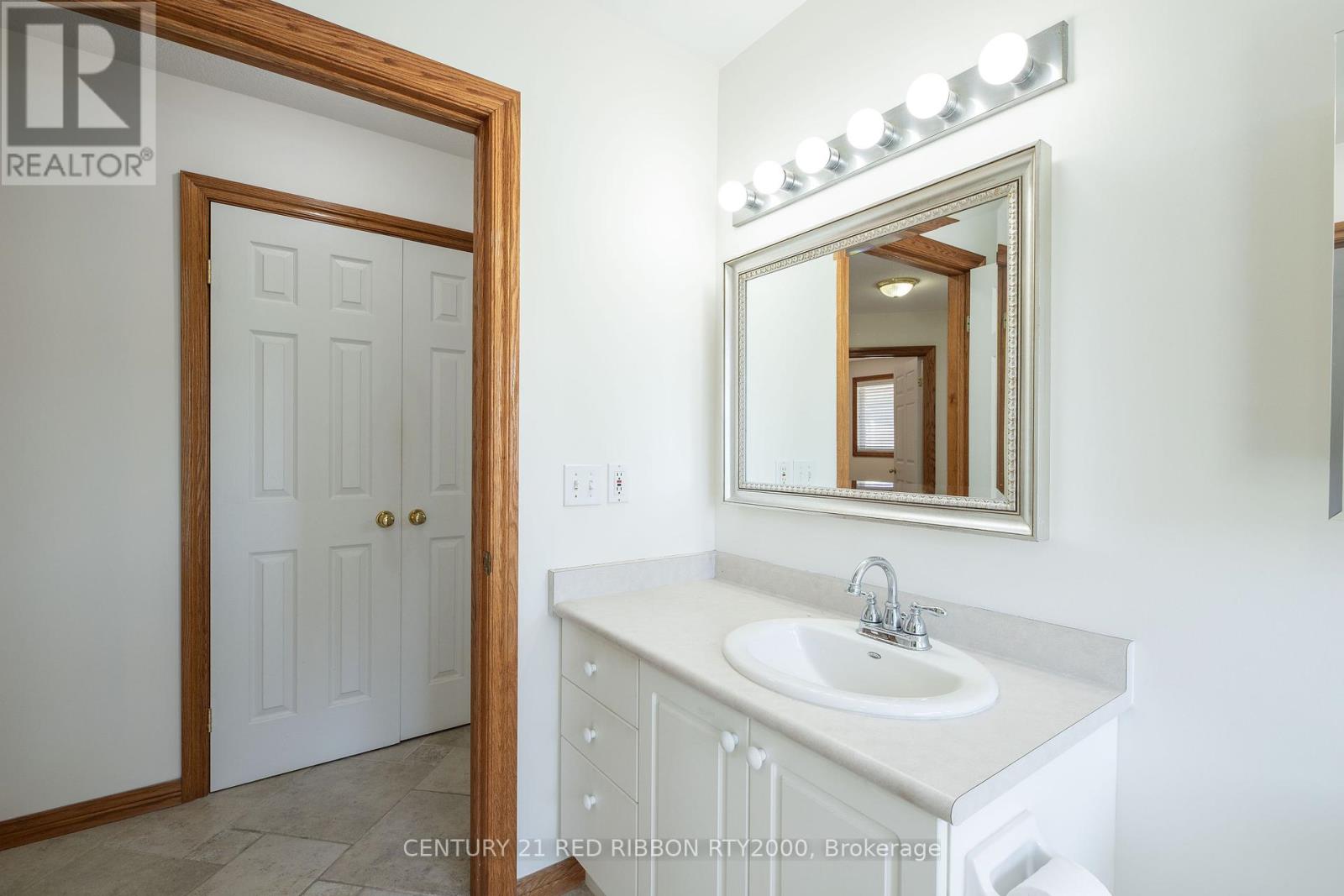 482 Riverview Drive, Strathroy-Caradoc, Ontario  N7G 4B3 - Photo 12 - X12435646