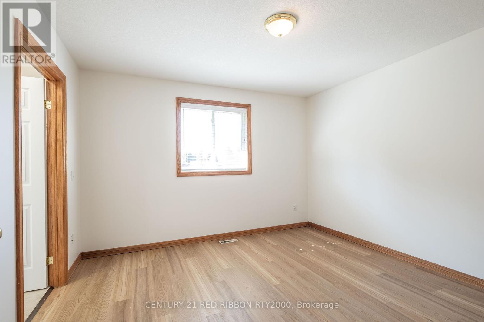 482 Riverview Drive, Strathroy-Caradoc, Ontario  N7G 4B3 - Photo 14 - X12435646