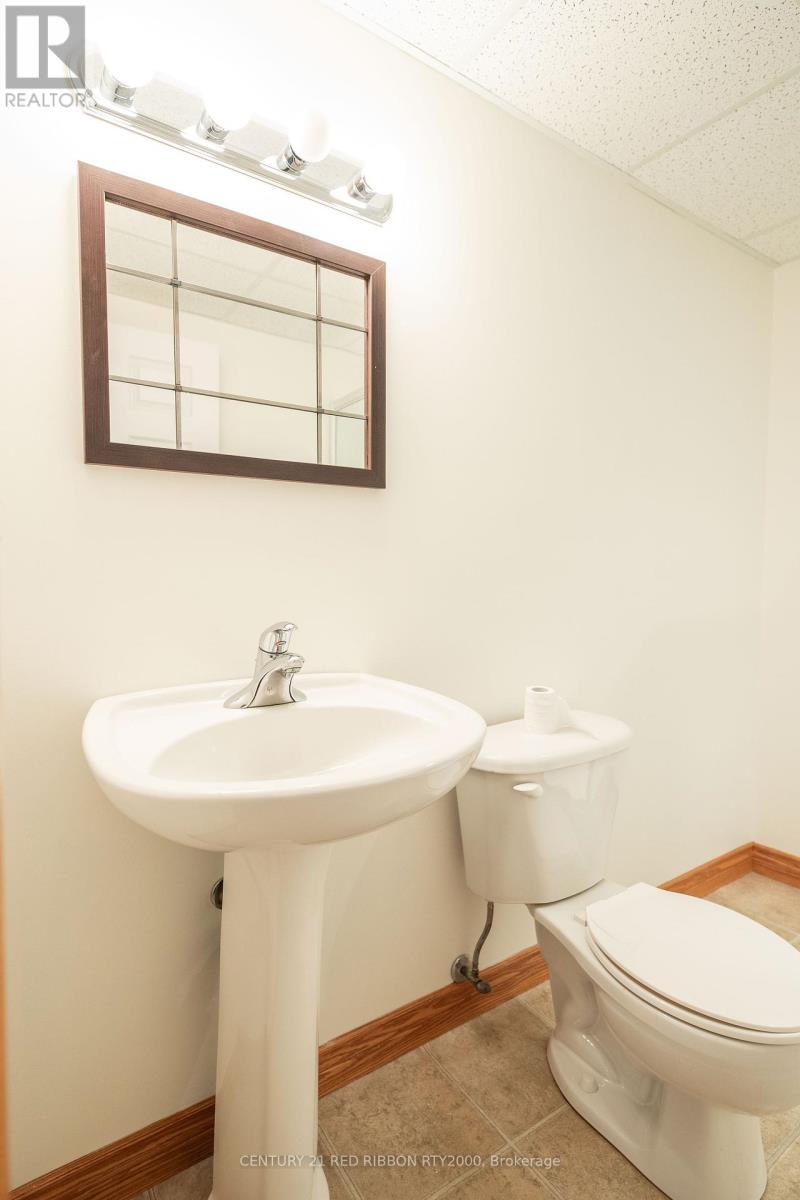 482 Riverview Drive, Strathroy-Caradoc, Ontario  N7G 4B3 - Photo 24 - X12435646