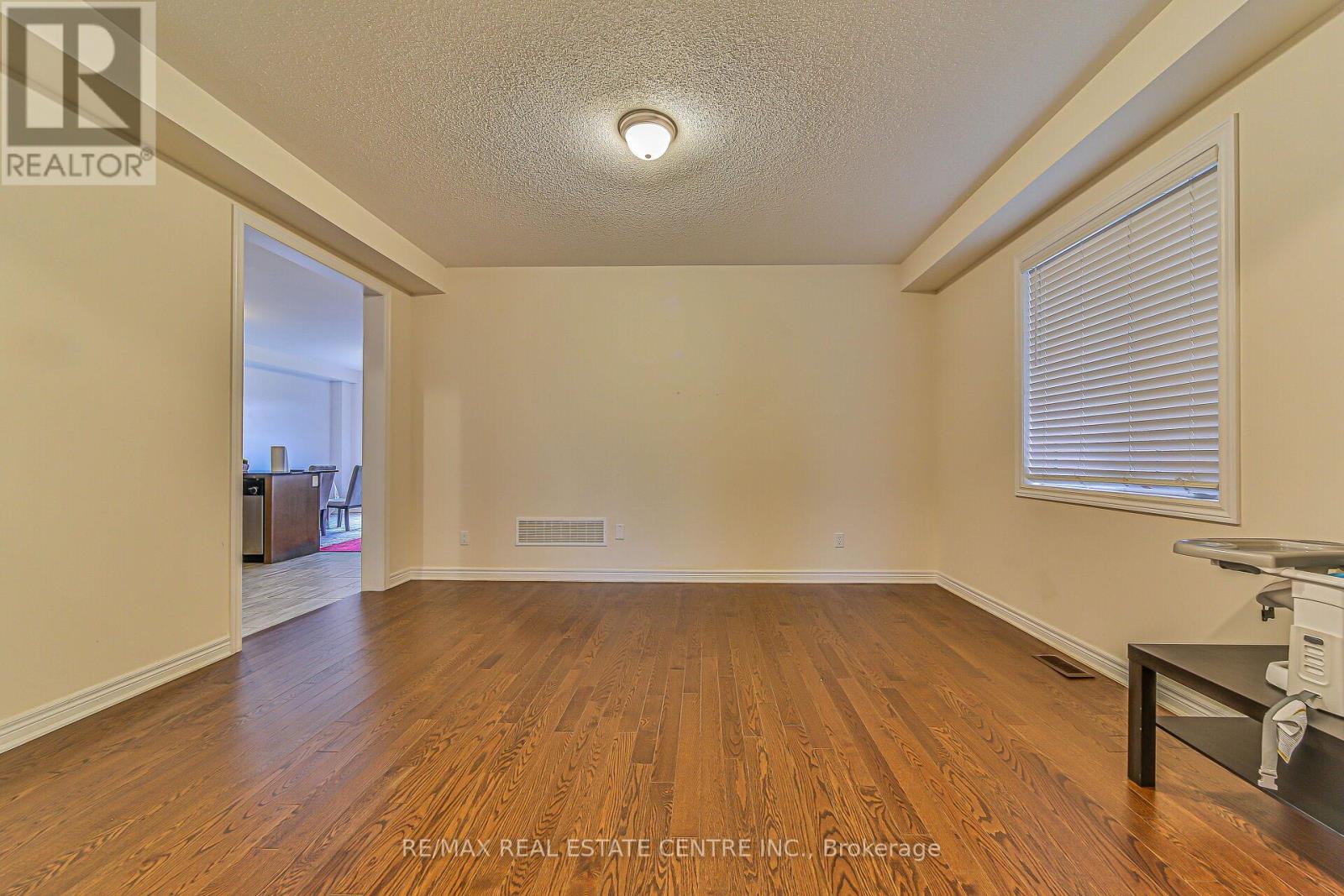 85 Homestead Way, Thorold, Ontario  L2V 0J8 - Photo 9 - X12435609