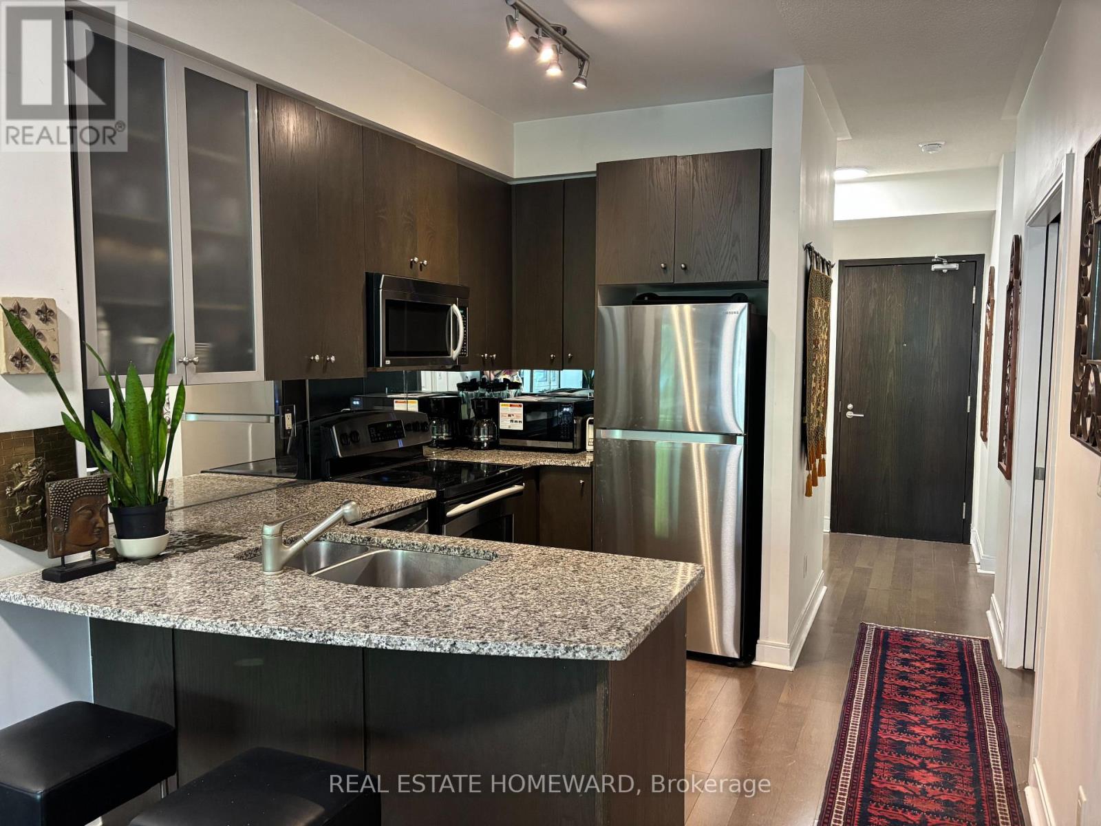 208 - 18 YORKVILLE AVENUE, Toronto, Ontario