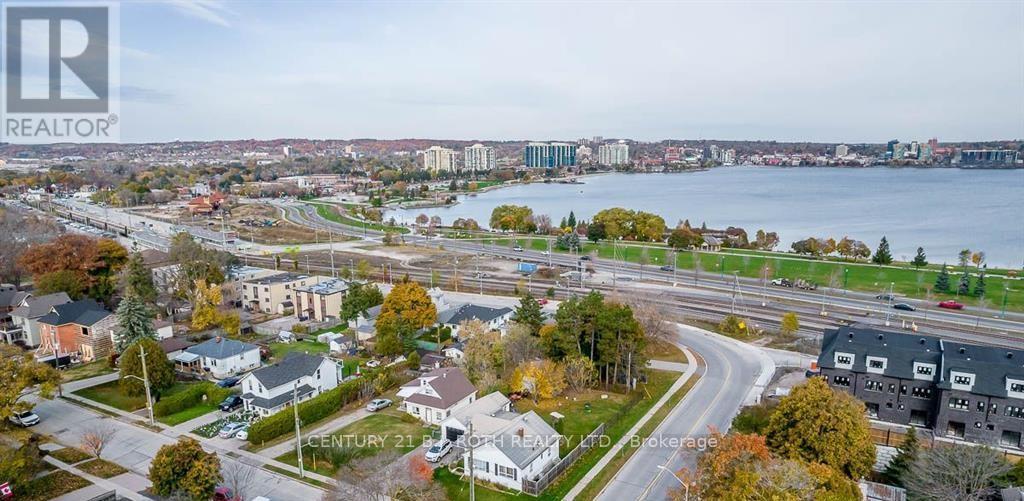 121 Cumberland Street, Barrie, Ontario  L4N 2P8 - Photo 4 - S12435650