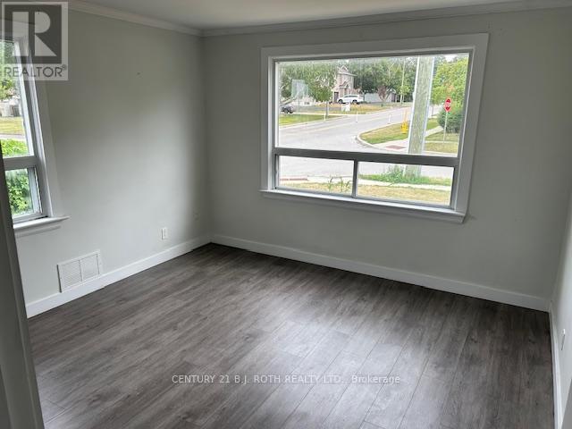 121 Cumberland Street, Barrie, Ontario  L4N 2P8 - Photo 6 - S12435650