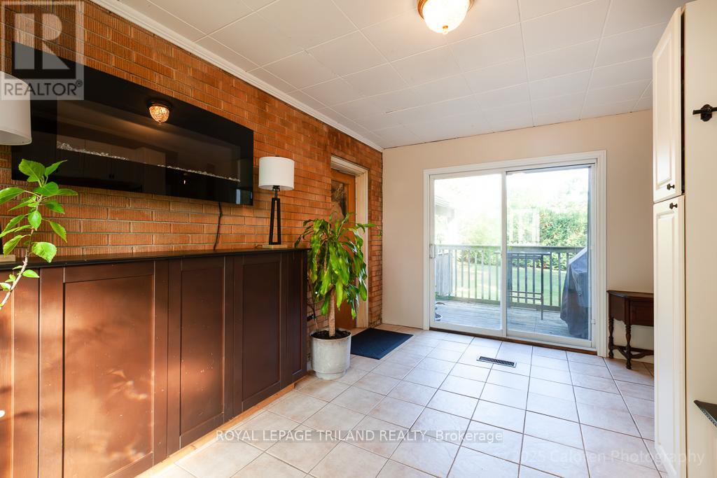 749 Commissioners Road W, London South, Ontario  N6K 1B6 - Photo 12 - X12435679