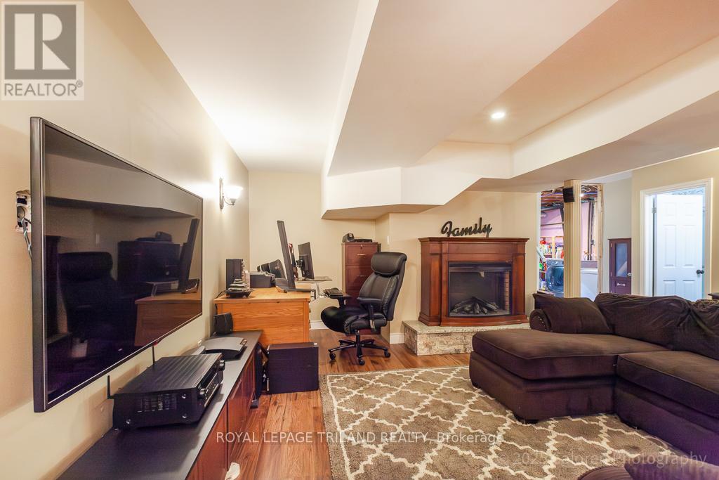 749 Commissioners Road W, London South, Ontario  N6K 1B6 - Photo 41 - X12435679
