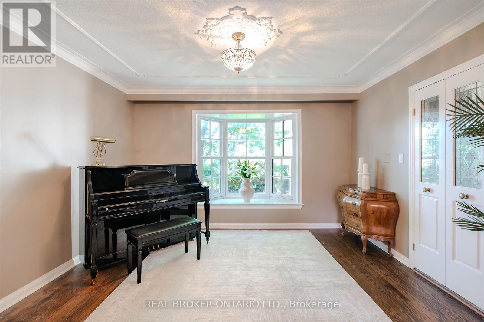 6 Streatham Place, Toronto, Ontario  M9B 6A4 - Photo 6 - W12435633