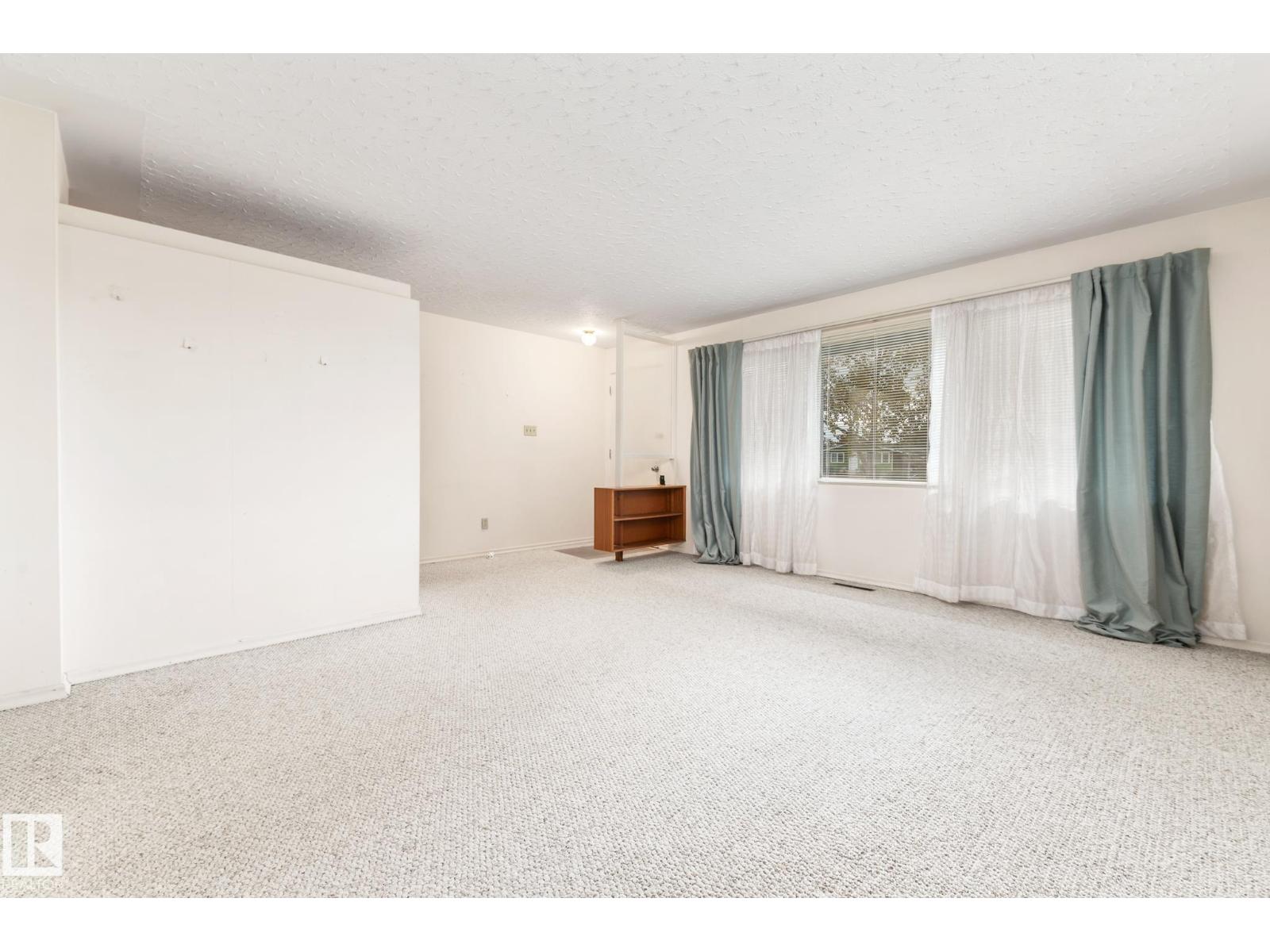 12419 135a Av Nw, Edmonton, Alberta  T5L 3Z4 - Photo 3 - E4460135