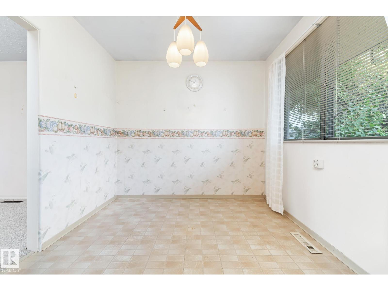 12419 135a Av Nw, Edmonton, Alberta  T5L 3Z4 - Photo 6 - E4460135