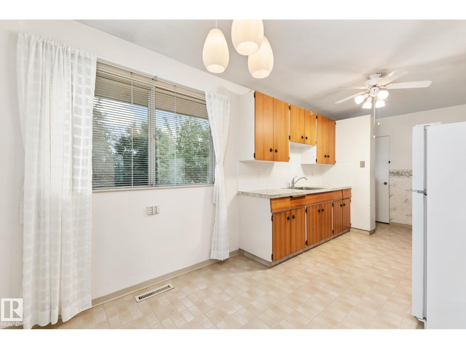12419 135a Av Nw, Edmonton, Alberta  T5L 3Z4 - Photo 7 - E4460135