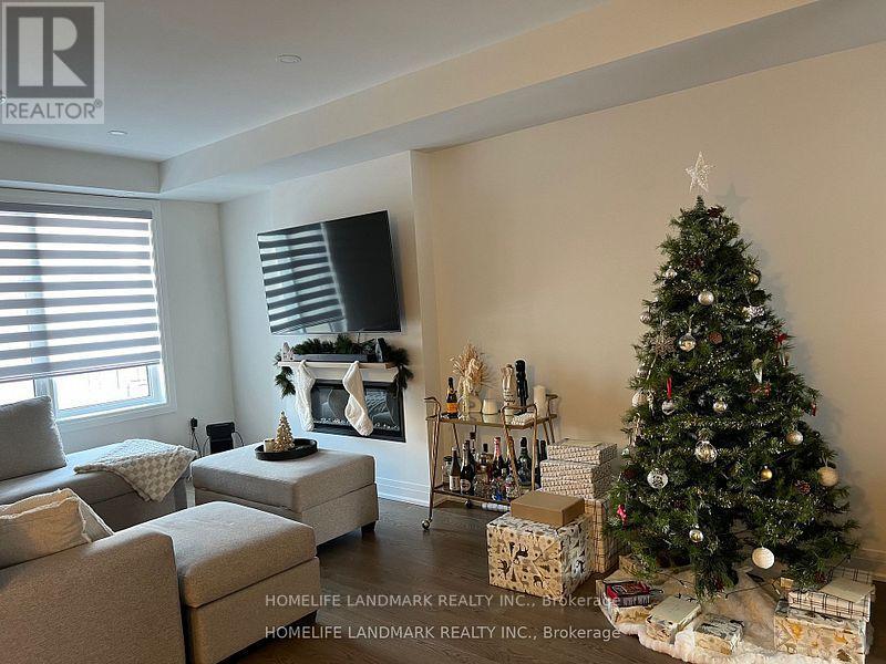 314 Laplante Street, Newmarket, Ontario  L3X 0M8 - Photo 3 - N12435667