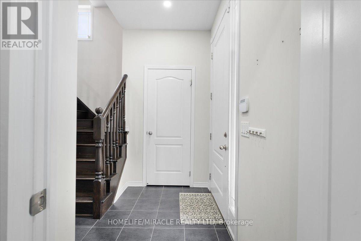 402 Dougall Avenue, Caledon, Ontario  L7C 2H1 - Photo 4 - W12435678