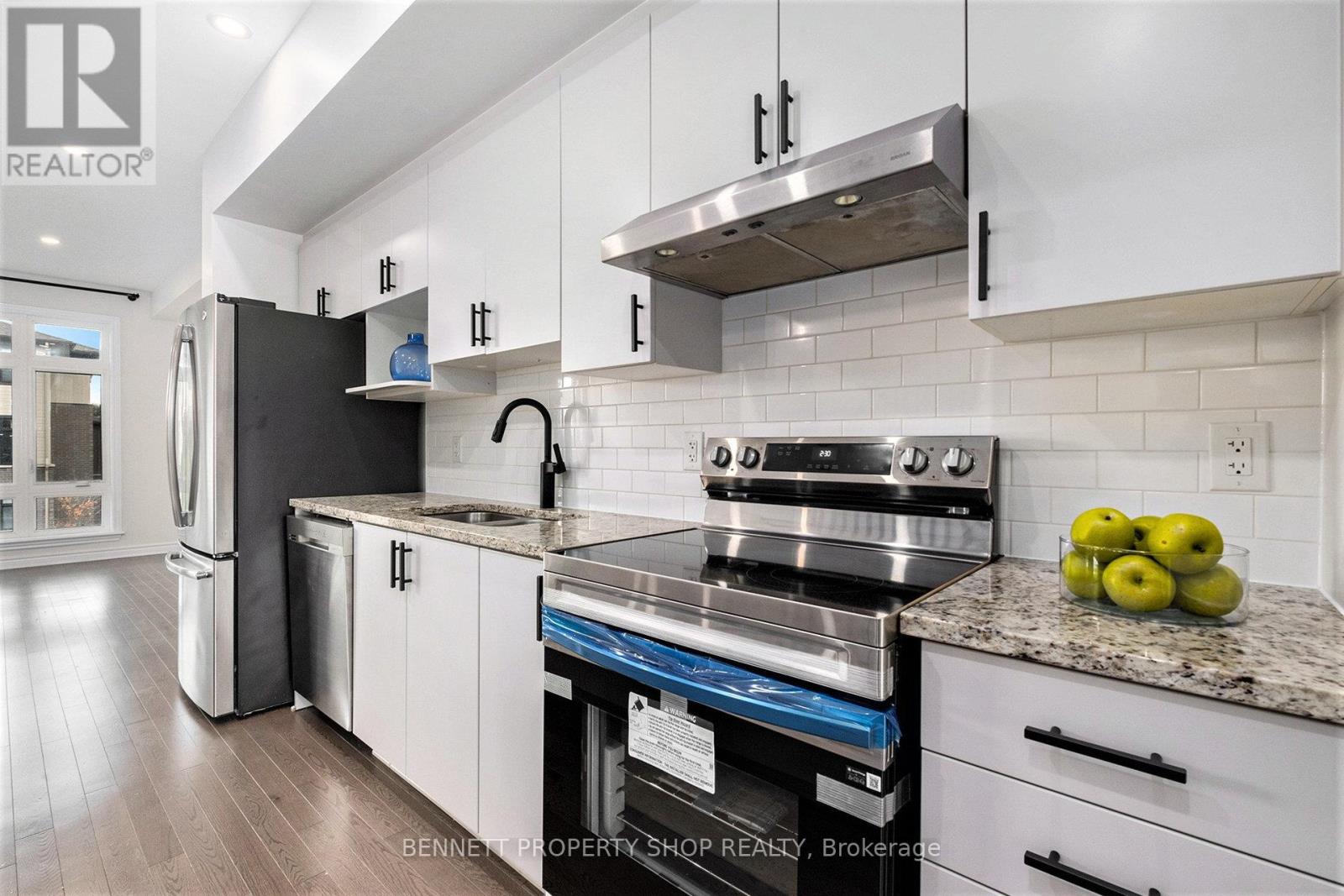 84 Gooseberry Place, Ottawa, Ontario  K2J 5Z6 - Photo 4 - X12435699