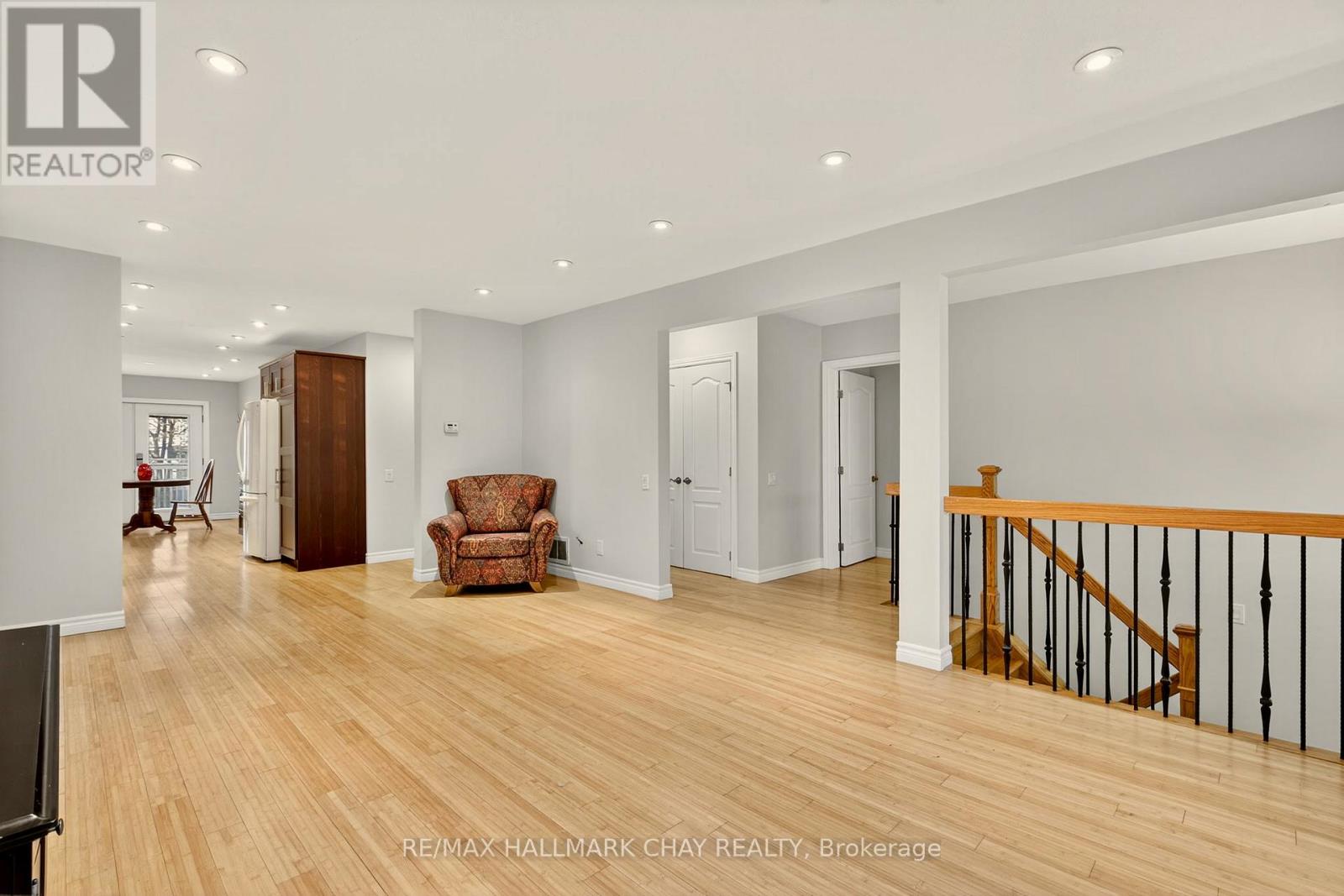 29 Oakley Park Square, Barrie, Ontario  L4M 2K2 - Photo 11 - S12435703