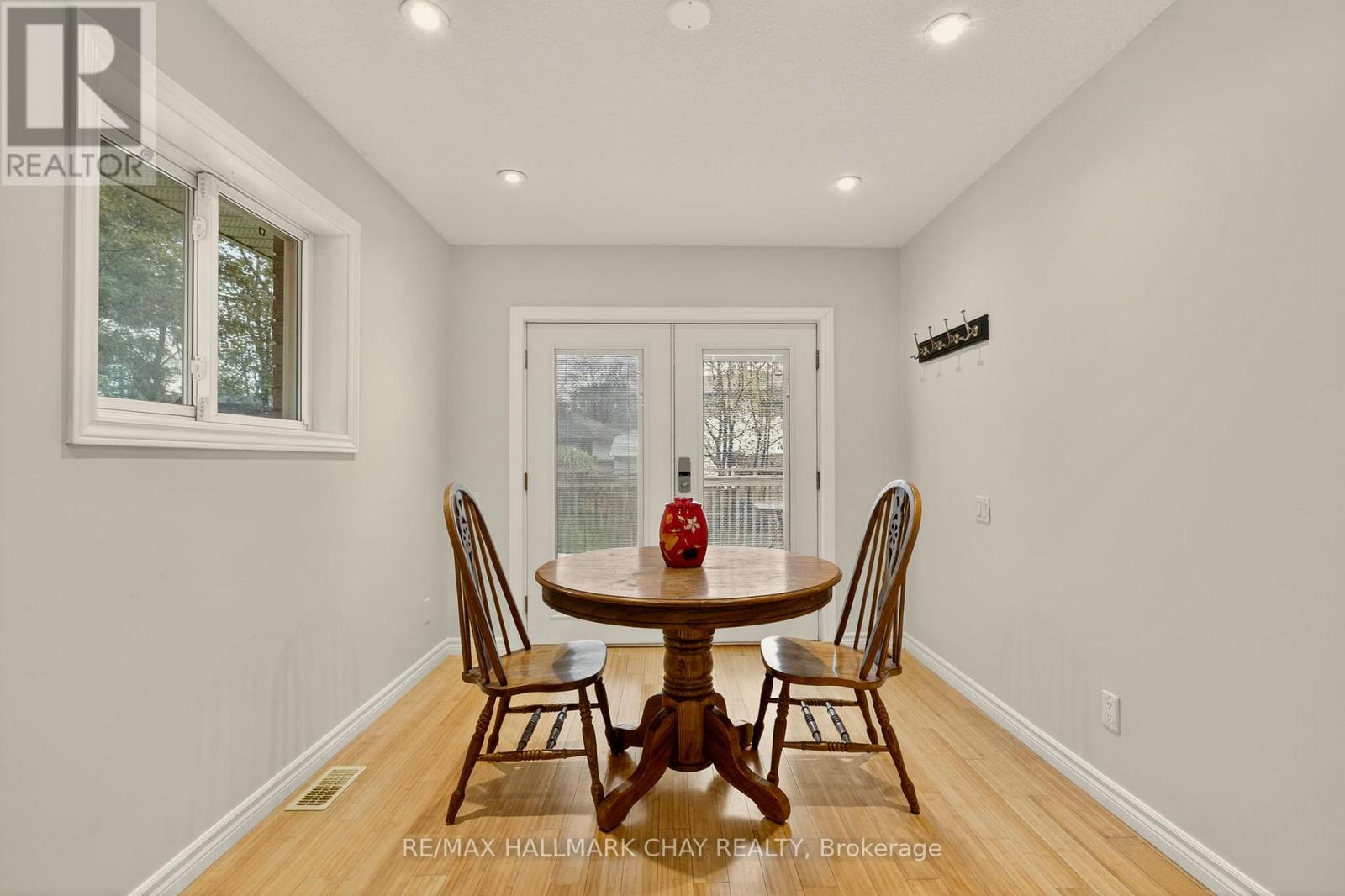 29 Oakley Park Square, Barrie, Ontario  L4M 2K2 - Photo 16 - S12435703