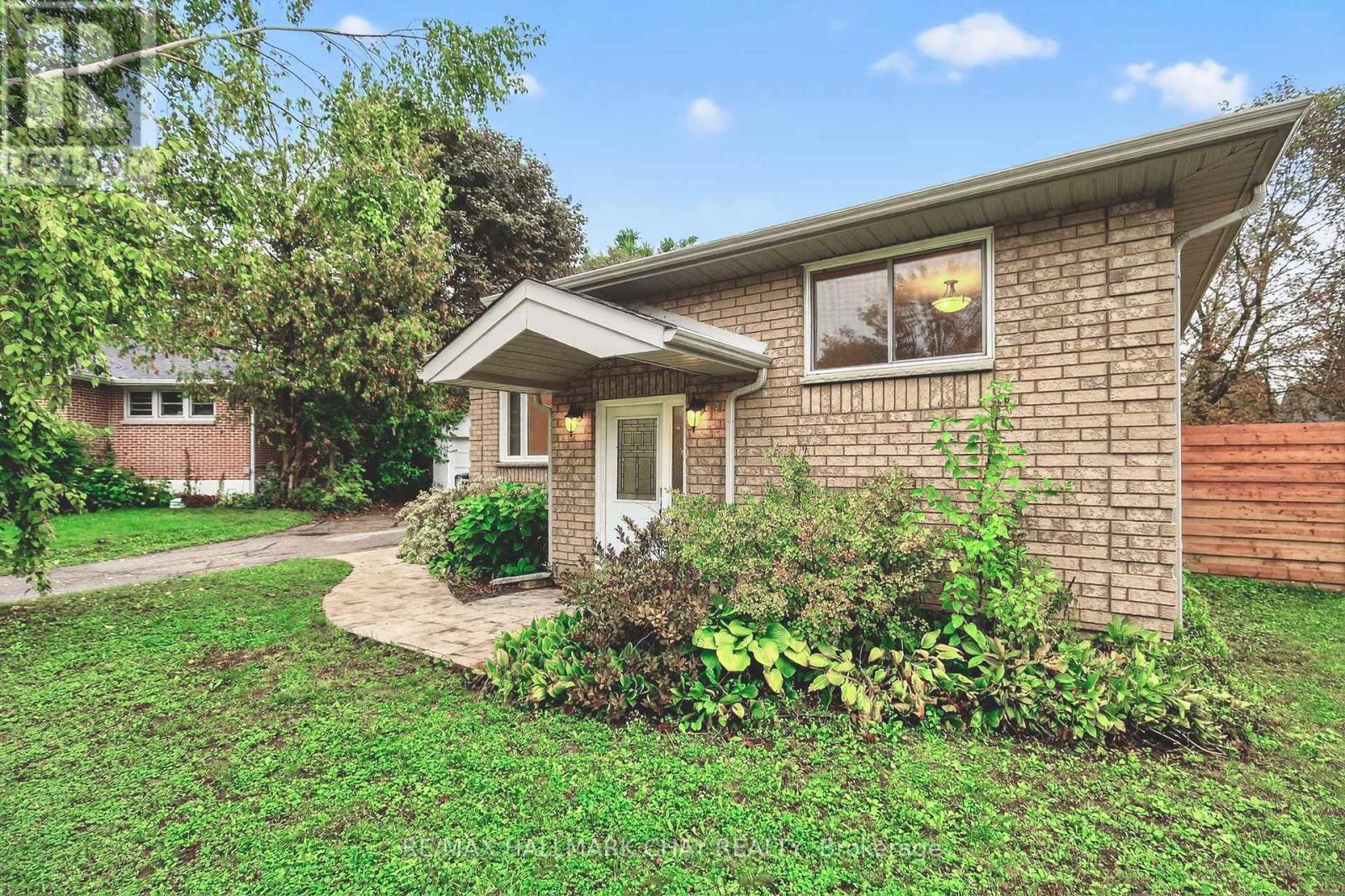 29 Oakley Park Square, Barrie, Ontario  L4M 2K2 - Photo 2 - S12435703