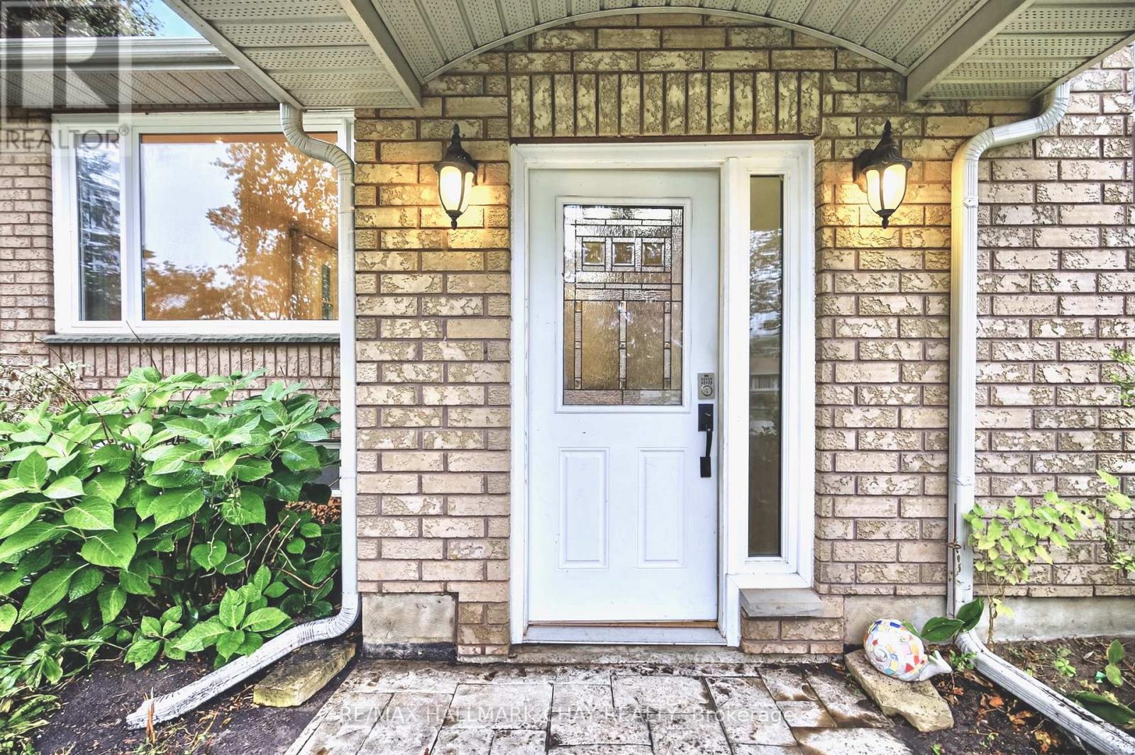 29 Oakley Park Square, Barrie, Ontario  L4M 2K2 - Photo 3 - S12435703
