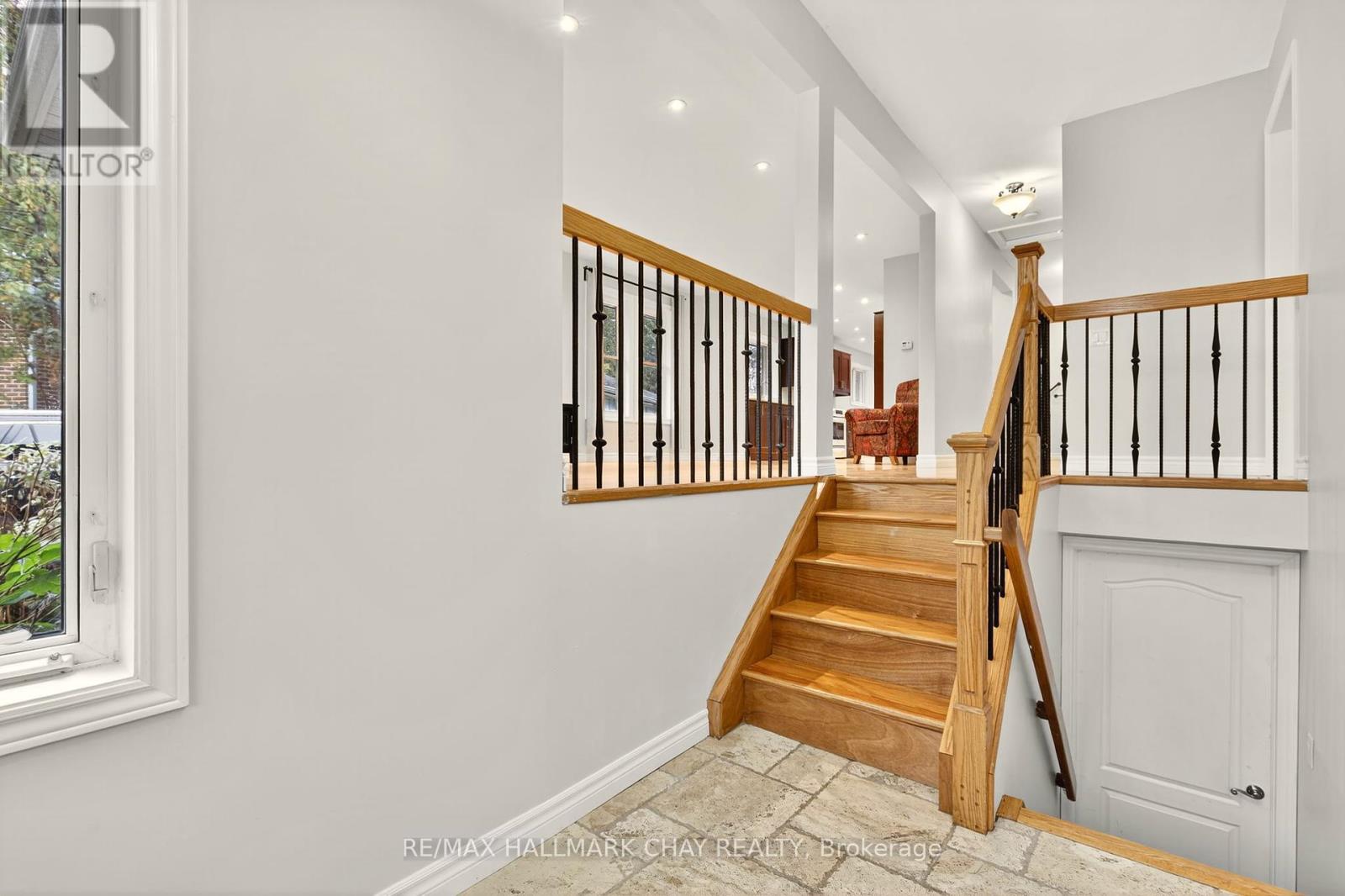 29 Oakley Park Square, Barrie, Ontario  L4M 2K2 - Photo 4 - S12435703