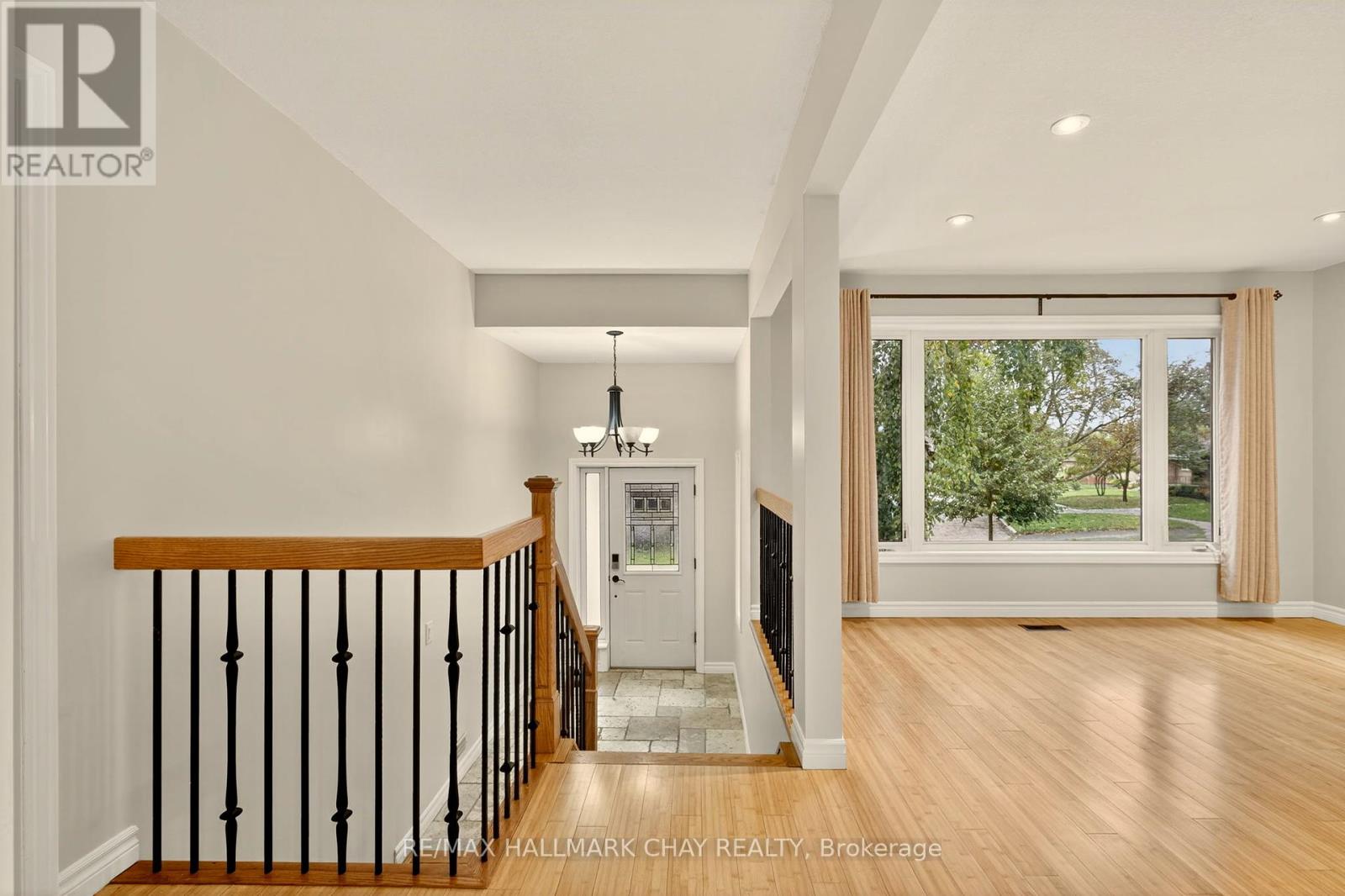 29 Oakley Park Square, Barrie, Ontario  L4M 2K2 - Photo 6 - S12435703