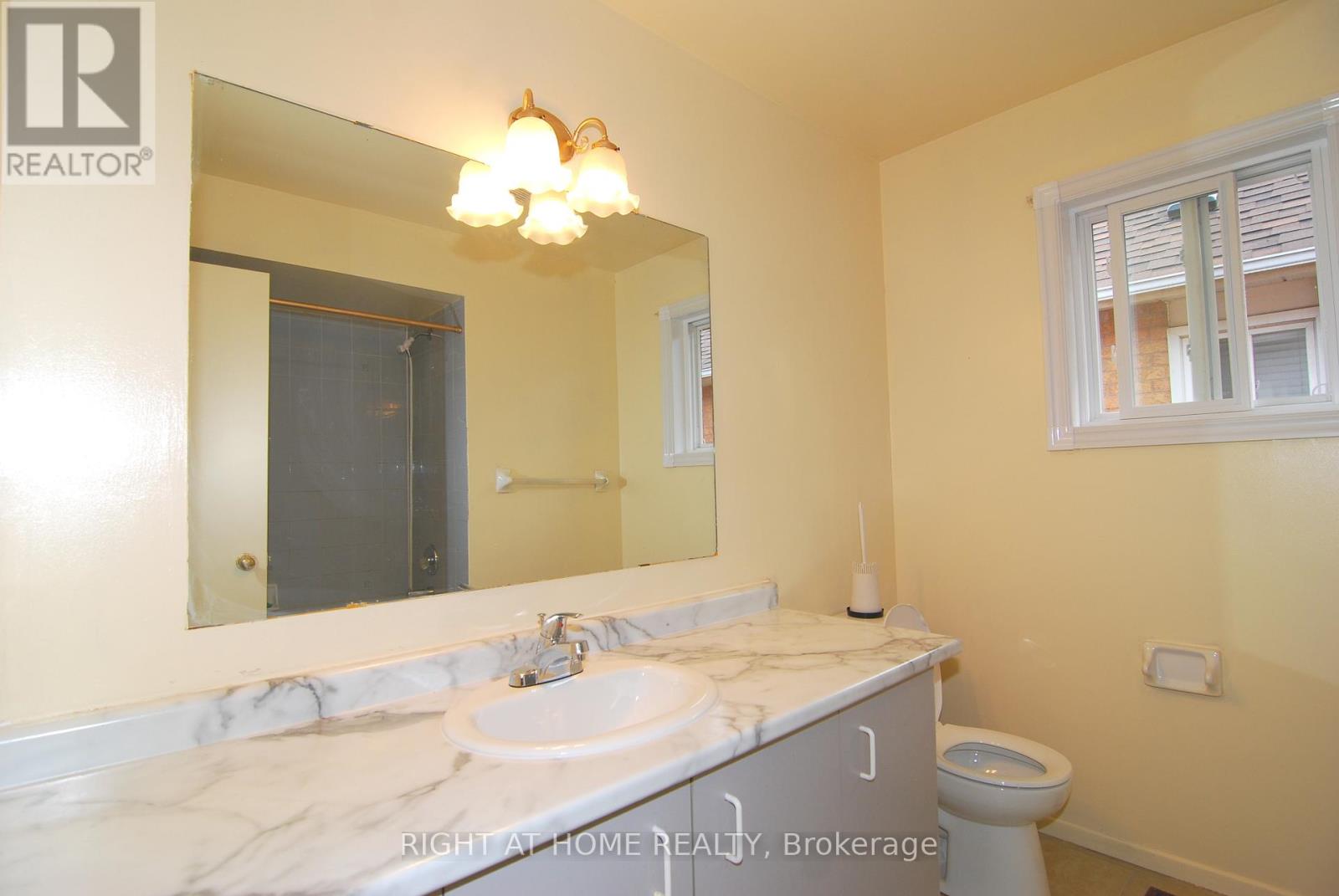 158 Toba Crescent, Brampton, Ontario  L6Z 4R9 - Photo 14 - W12435707