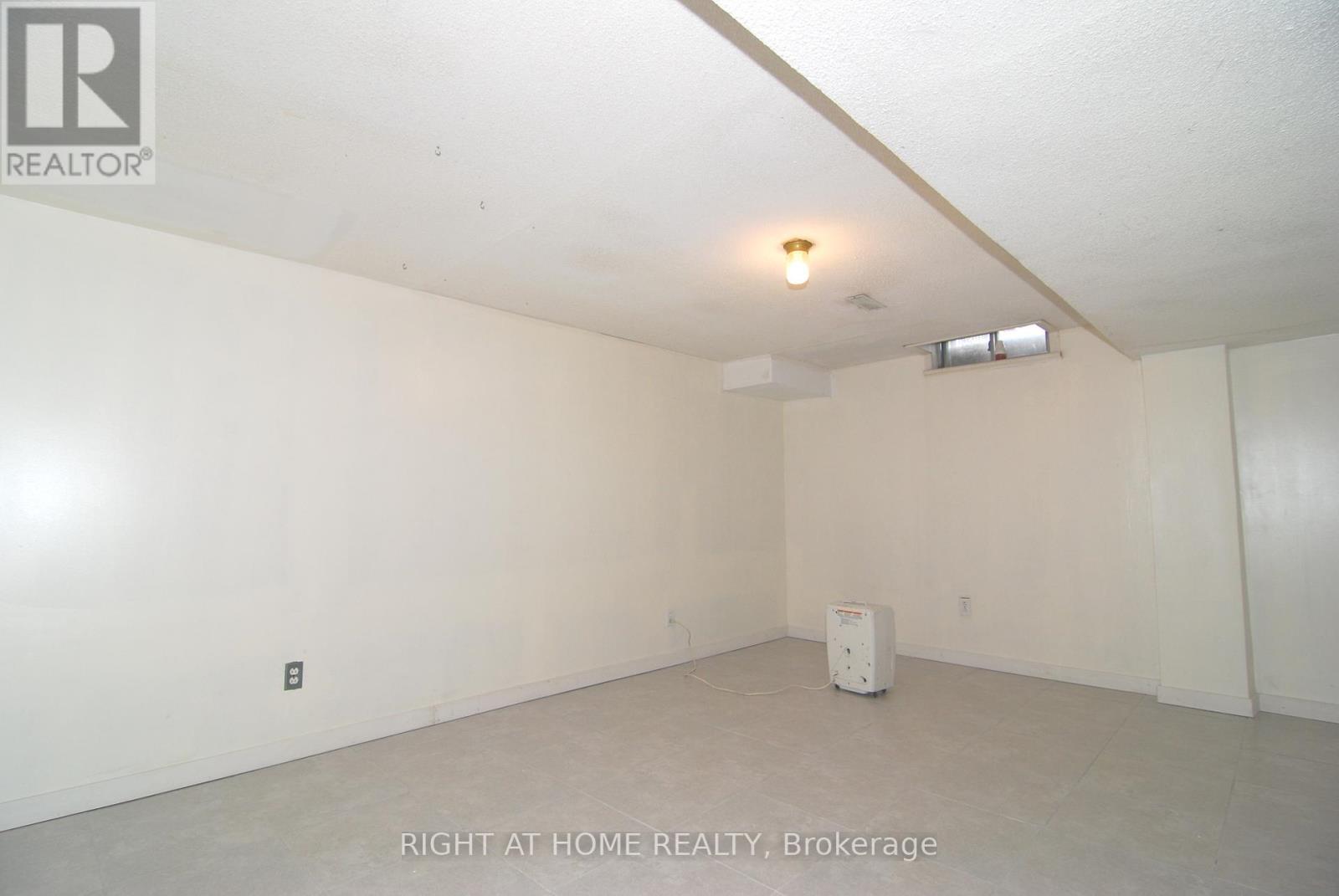158 Toba Crescent, Brampton, Ontario  L6Z 4R9 - Photo 16 - W12435707