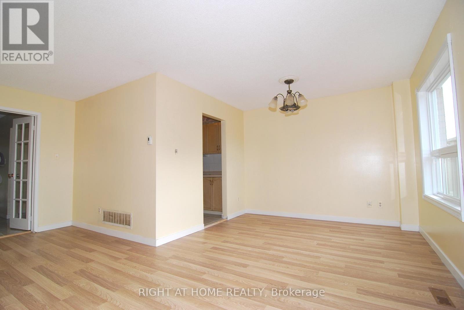 158 Toba Crescent, Brampton, Ontario  L6Z 4R9 - Photo 3 - W12435707