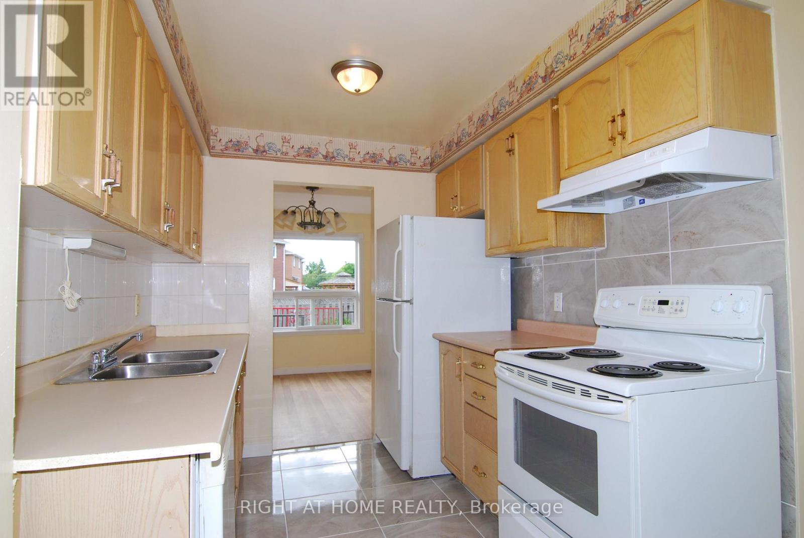 158 Toba Crescent, Brampton, Ontario  L6Z 4R9 - Photo 6 - W12435707