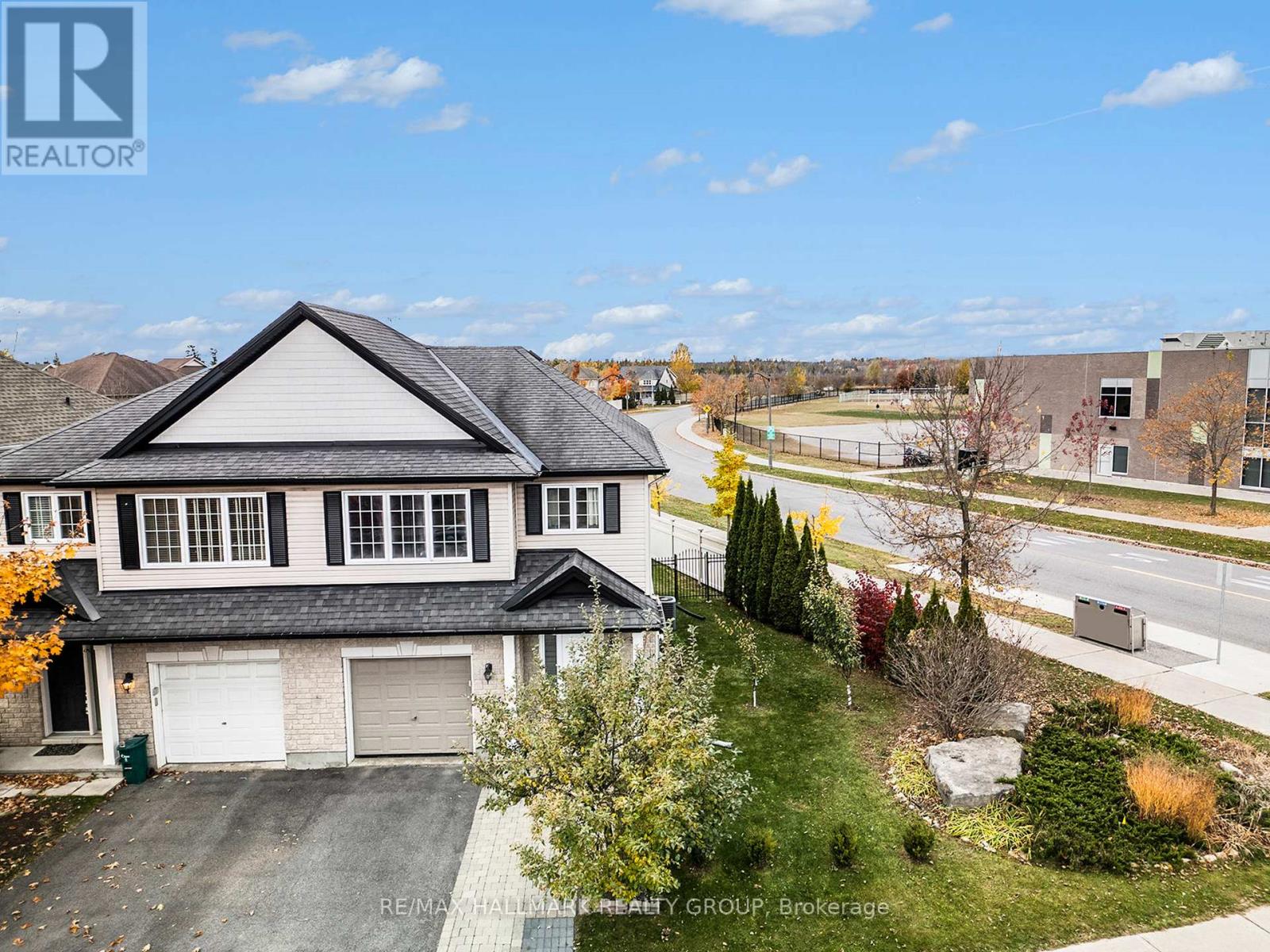 4220 Kelly Farm Drive, Ottawa, Ontario  K1T 0A5 - Photo 3 - X12435738