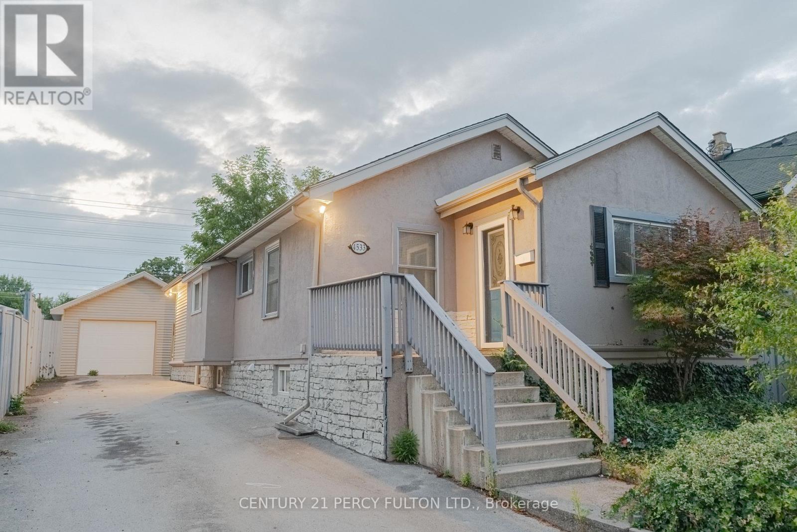 4533 Sixth Avenue, Niagara Falls, Ontario  L2E 4T2 - Photo 3 - X12435727