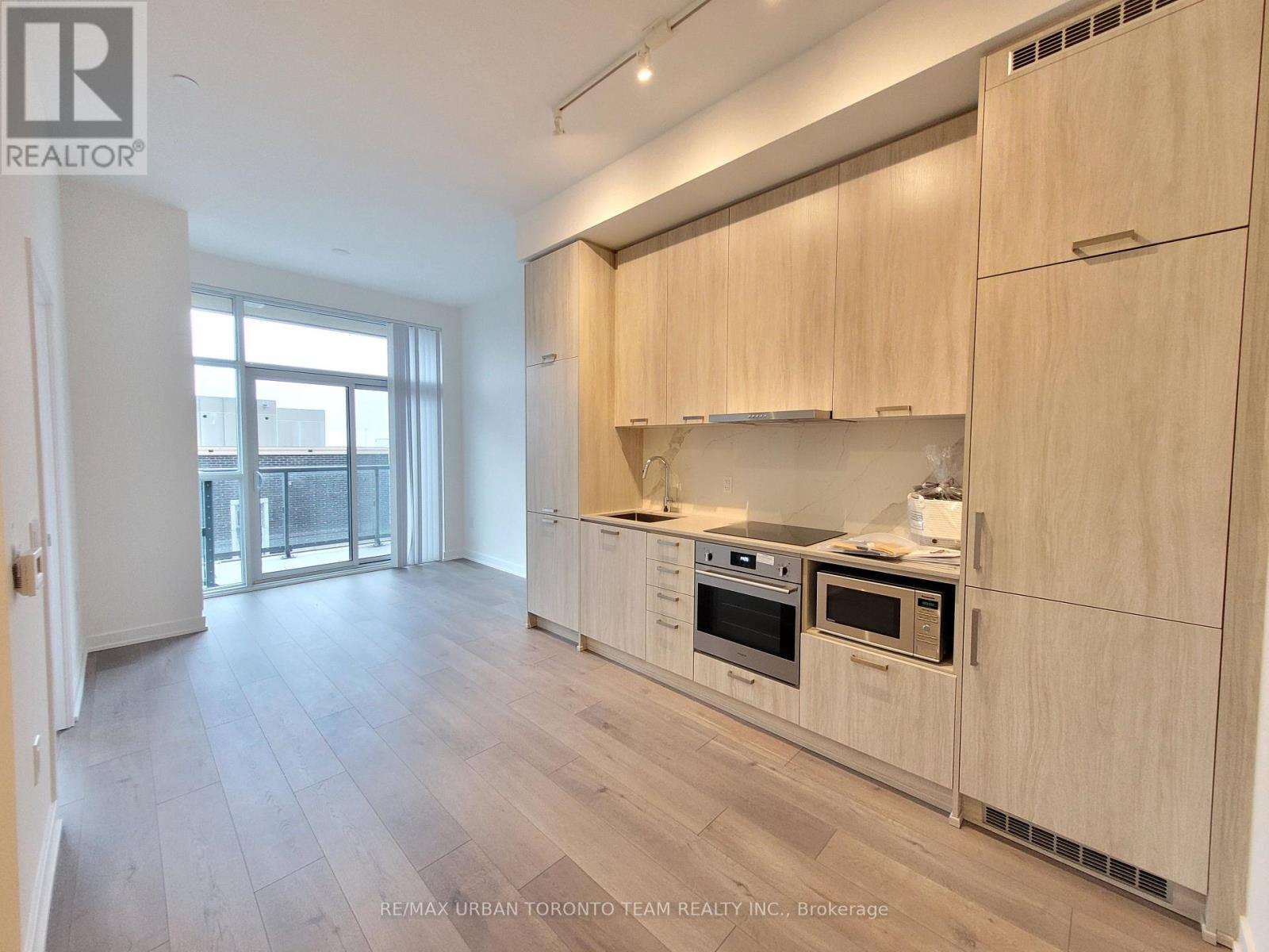 306 - 10 Honeycrisp Crescent, Vaughan, Ontario  L4K 0M7 - Photo 3 - N12435739