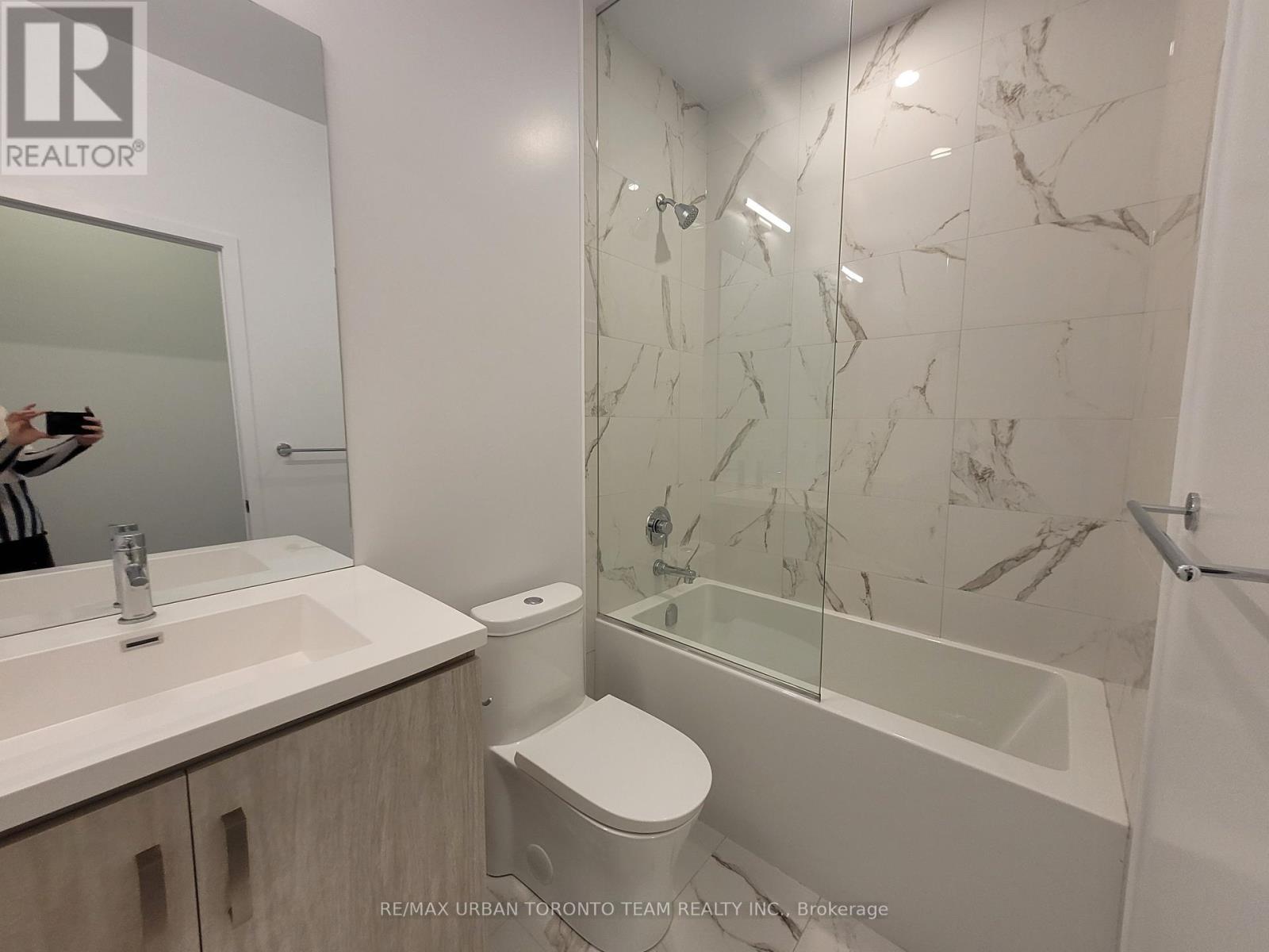 306 - 10 Honeycrisp Crescent, Vaughan, Ontario  L4K 0M7 - Photo 8 - N12435739