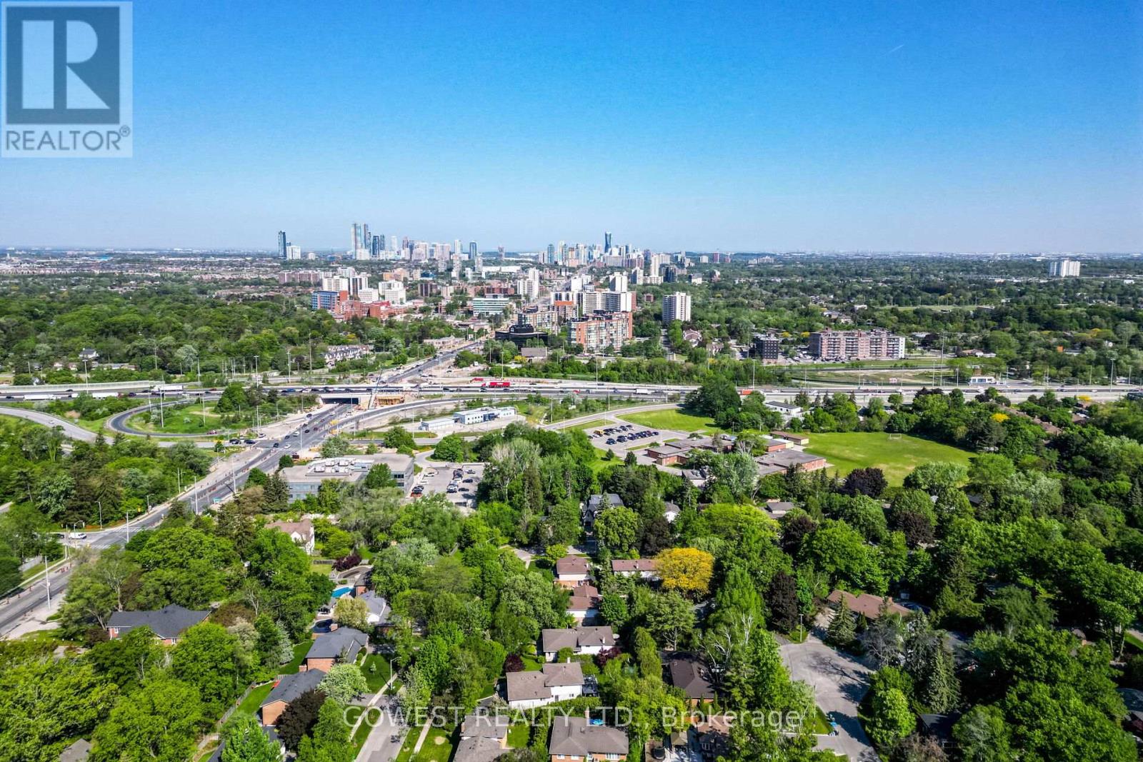 62 Pinewood Trail, Mississauga, Ontario  L5G 2L1 - Photo 7 - W12430186