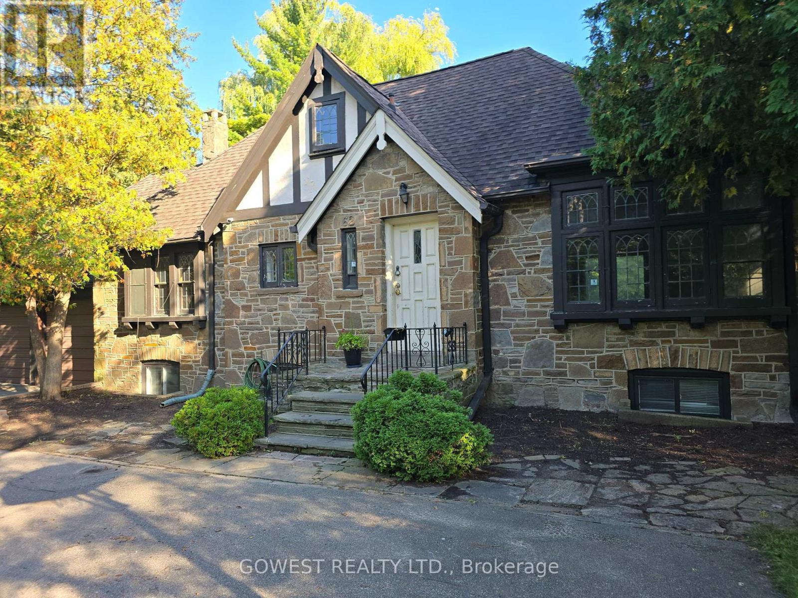 62 Pinewood Trail, Mississauga, Ontario  L5G 2L1 - Photo 5 - W12430186