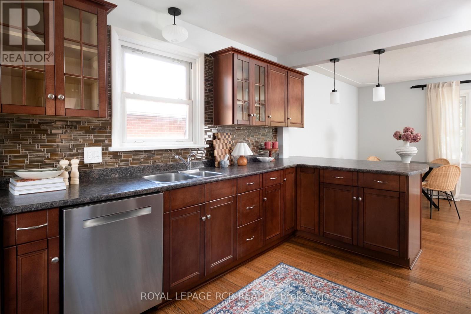 85 Ellis Crescent S, Waterloo, Ontario  N2J 2B8 - Photo 9 - X12435759