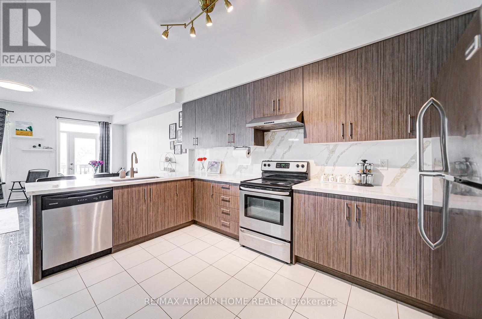 24 Briarfield Avenue, East Gwillimbury, Ontario  L9N 0P5 - Photo 6 - N12435787