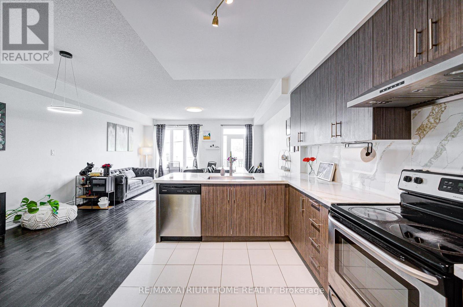 24 Briarfield Avenue, East Gwillimbury, Ontario  L9N 0P5 - Photo 7 - N12435787