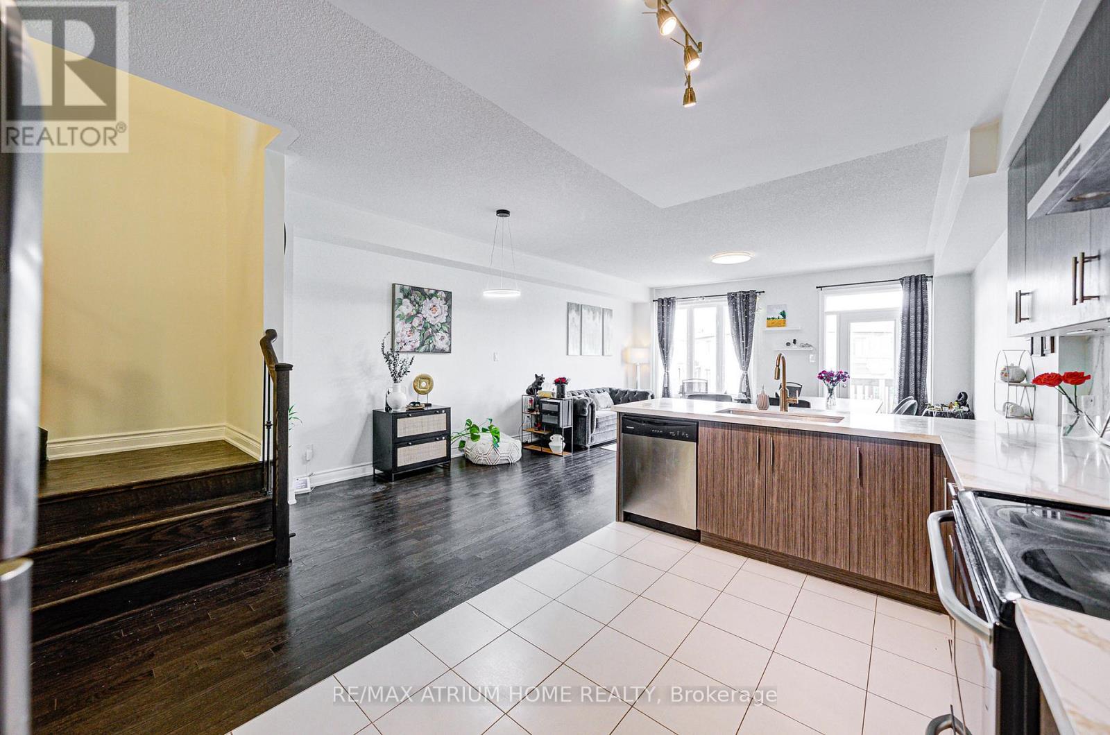 24 Briarfield Avenue, East Gwillimbury, Ontario  L9N 0P5 - Photo 8 - N12435787