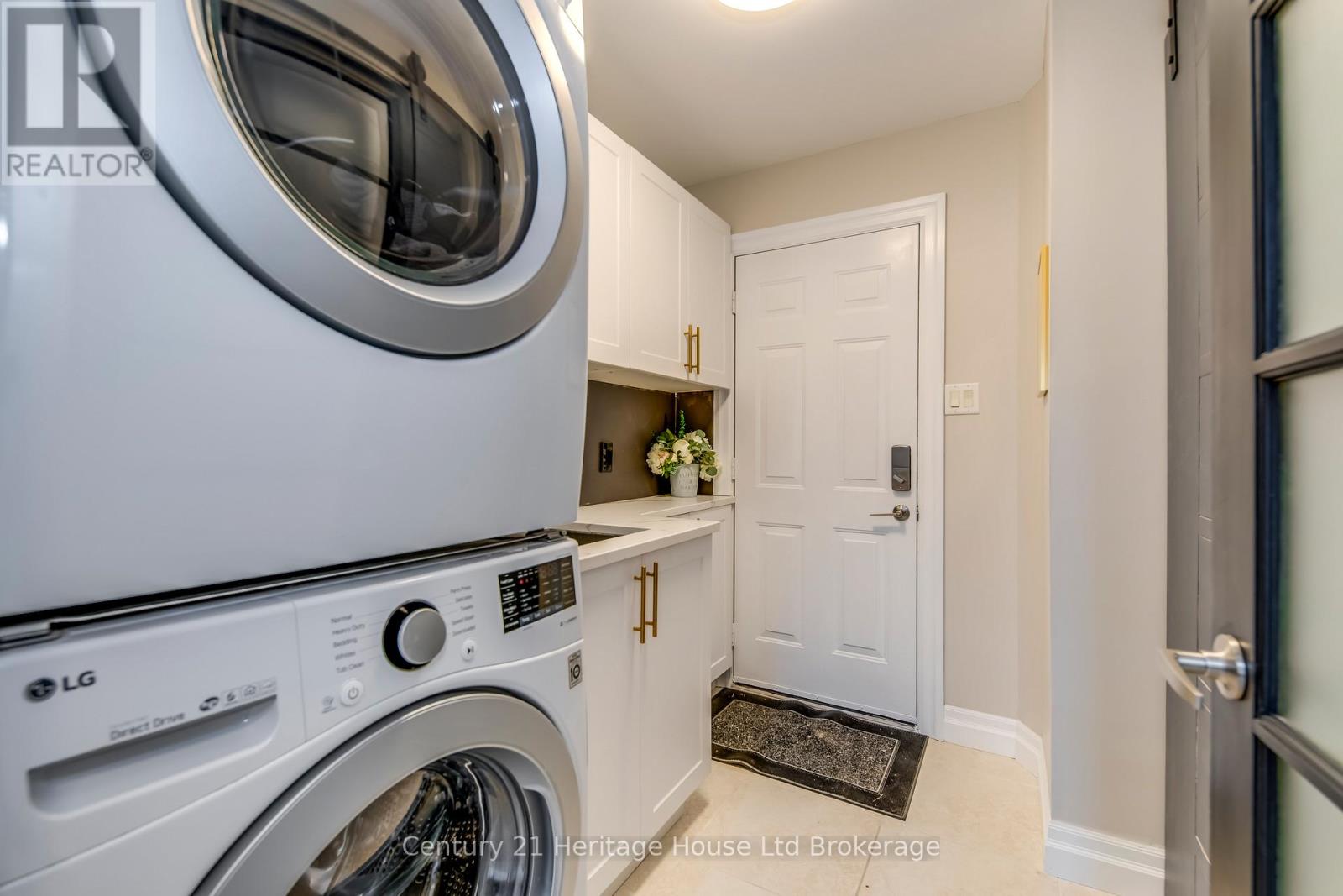 16 Sweetman Drive, Hamilton (Dundas), Ontario  L9H 7N6 - Photo 22 - X12435803
