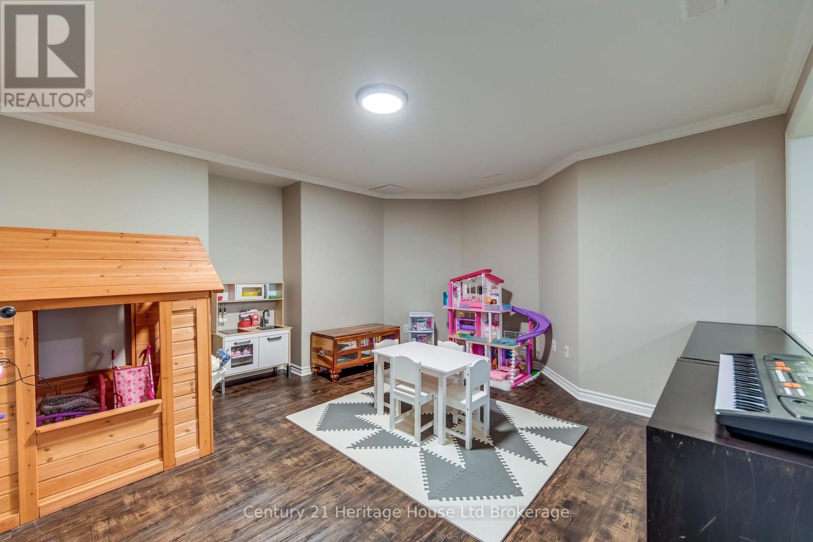 16 Sweetman Drive, Hamilton (Dundas), Ontario  L9H 7N6 - Photo 36 - X12435803