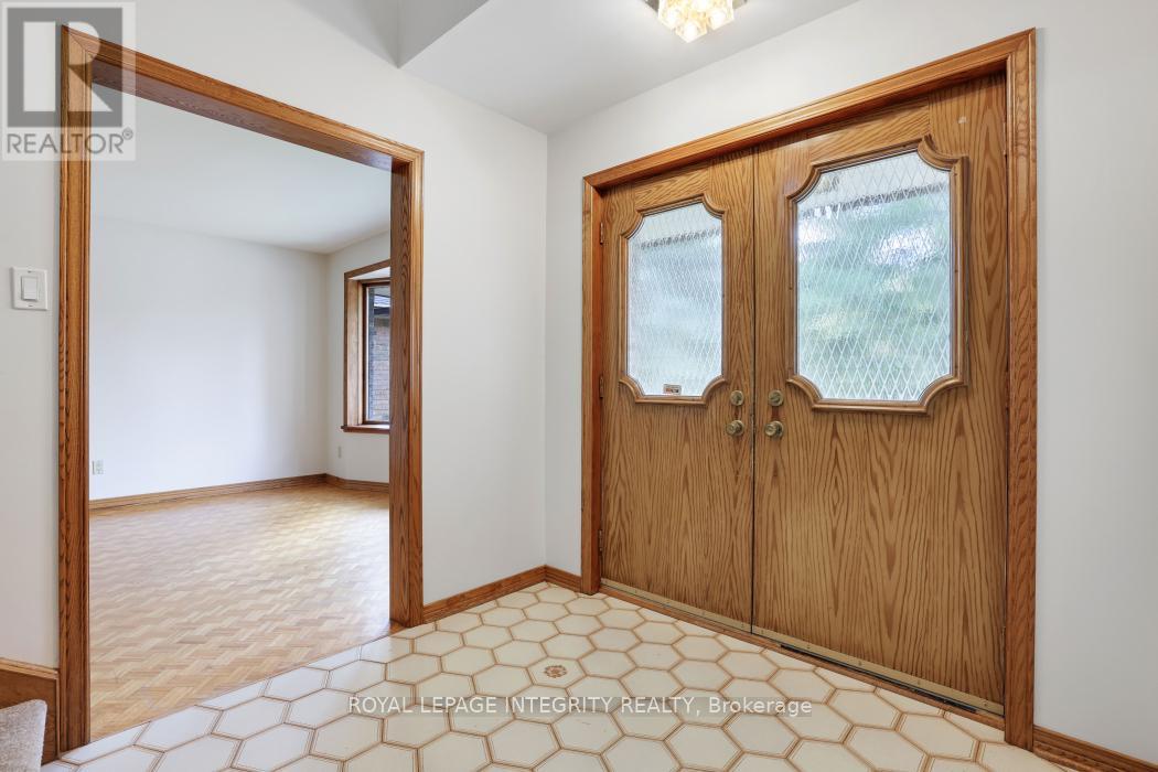 2291 Courtice Avenue E, Ottawa, Ontario  K1H 7G7 - Photo 3 - X12435805