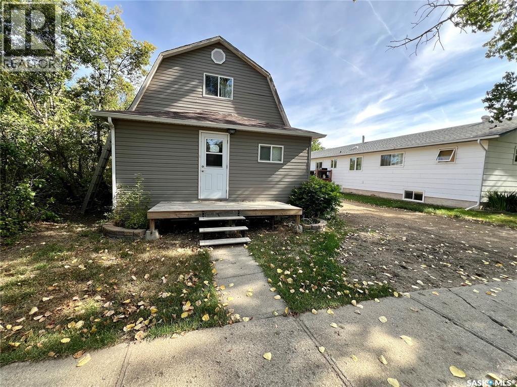 82 3rd Avenue E, Central Butte, Saskatchewan  S0H 0T0 - Photo 1 - SK019703