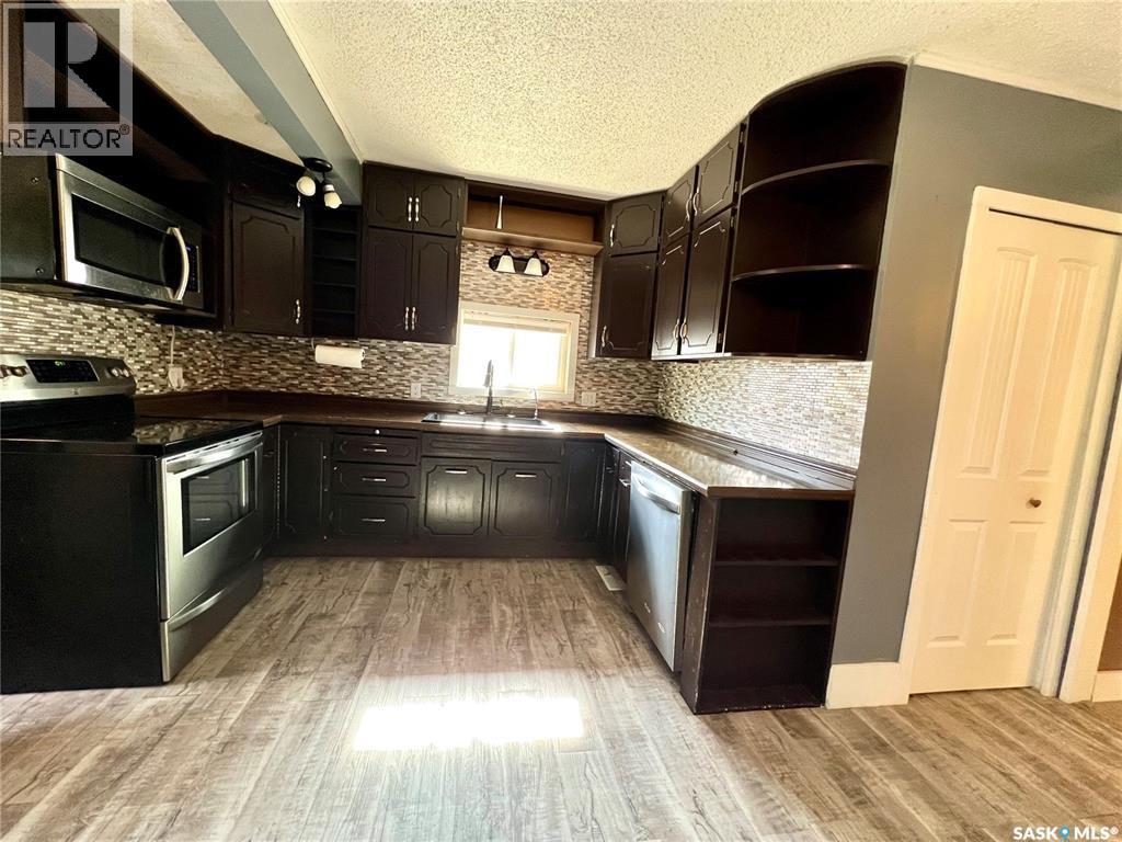 82 3rd Avenue E, Central Butte, Saskatchewan  S0H 0T0 - Photo 4 - SK019703