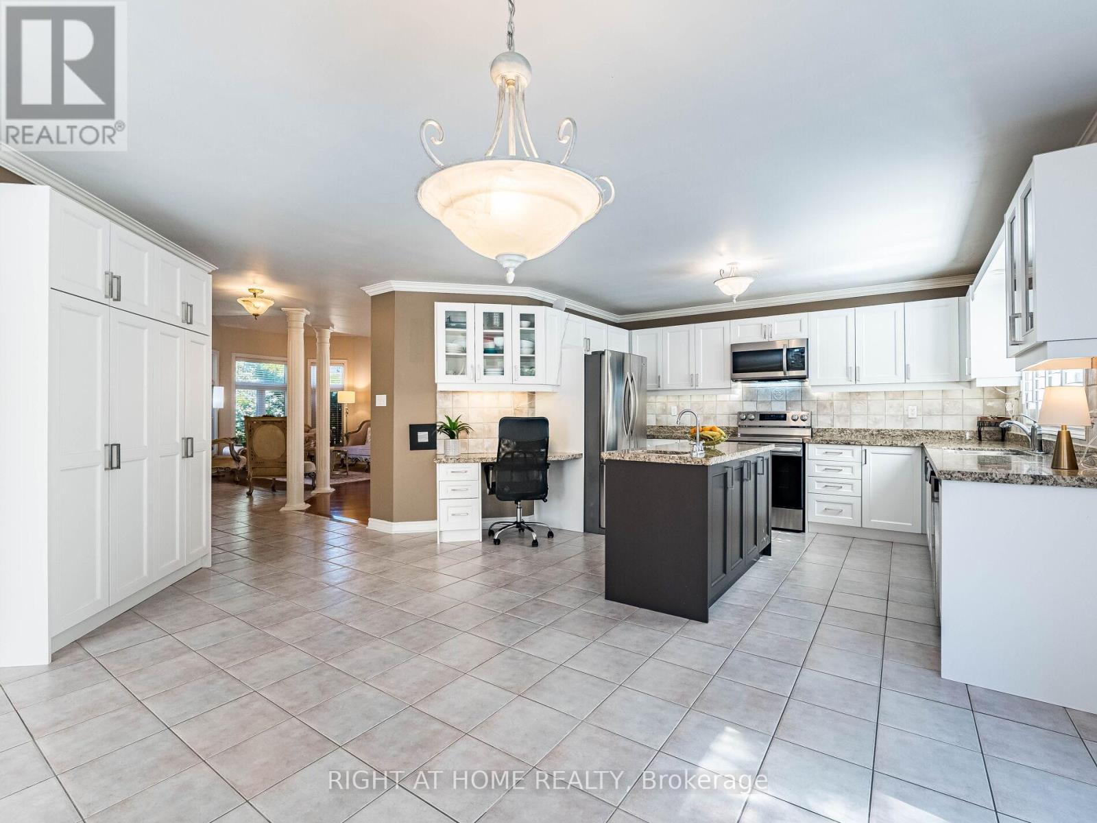 2204 Carpenters Circle, Oakville, Ontario  L6M 3C7 - Photo 18 - W12435804