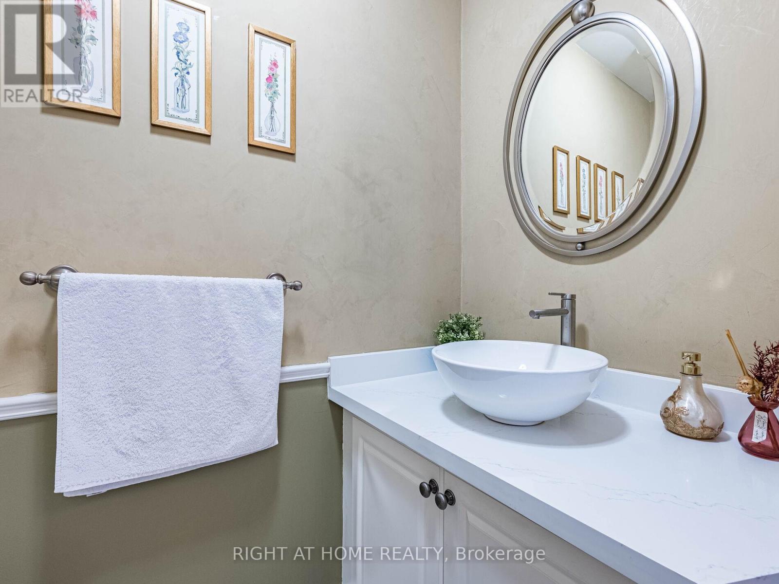 2204 Carpenters Circle, Oakville, Ontario  L6M 3C7 - Photo 19 - W12435804