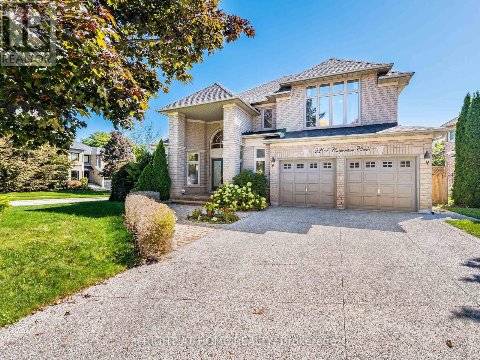 2204 Carpenters Circle, Oakville, Ontario  L6M 3C7 - Photo 2 - W12435804