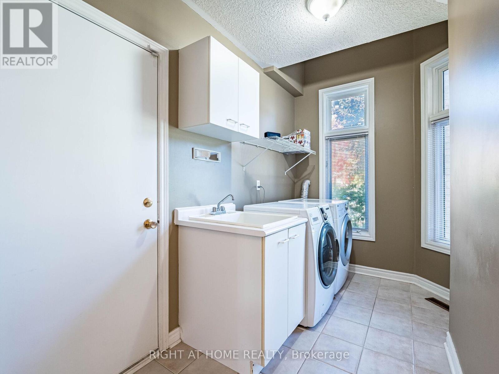 2204 Carpenters Circle, Oakville, Ontario  L6M 3C7 - Photo 23 - W12435804