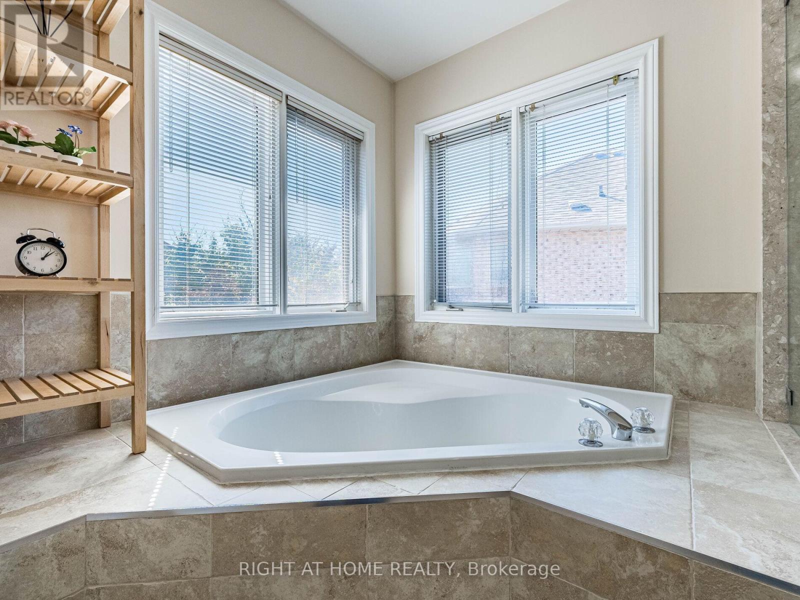 2204 Carpenters Circle, Oakville, Ontario  L6M 3C7 - Photo 37 - W12435804